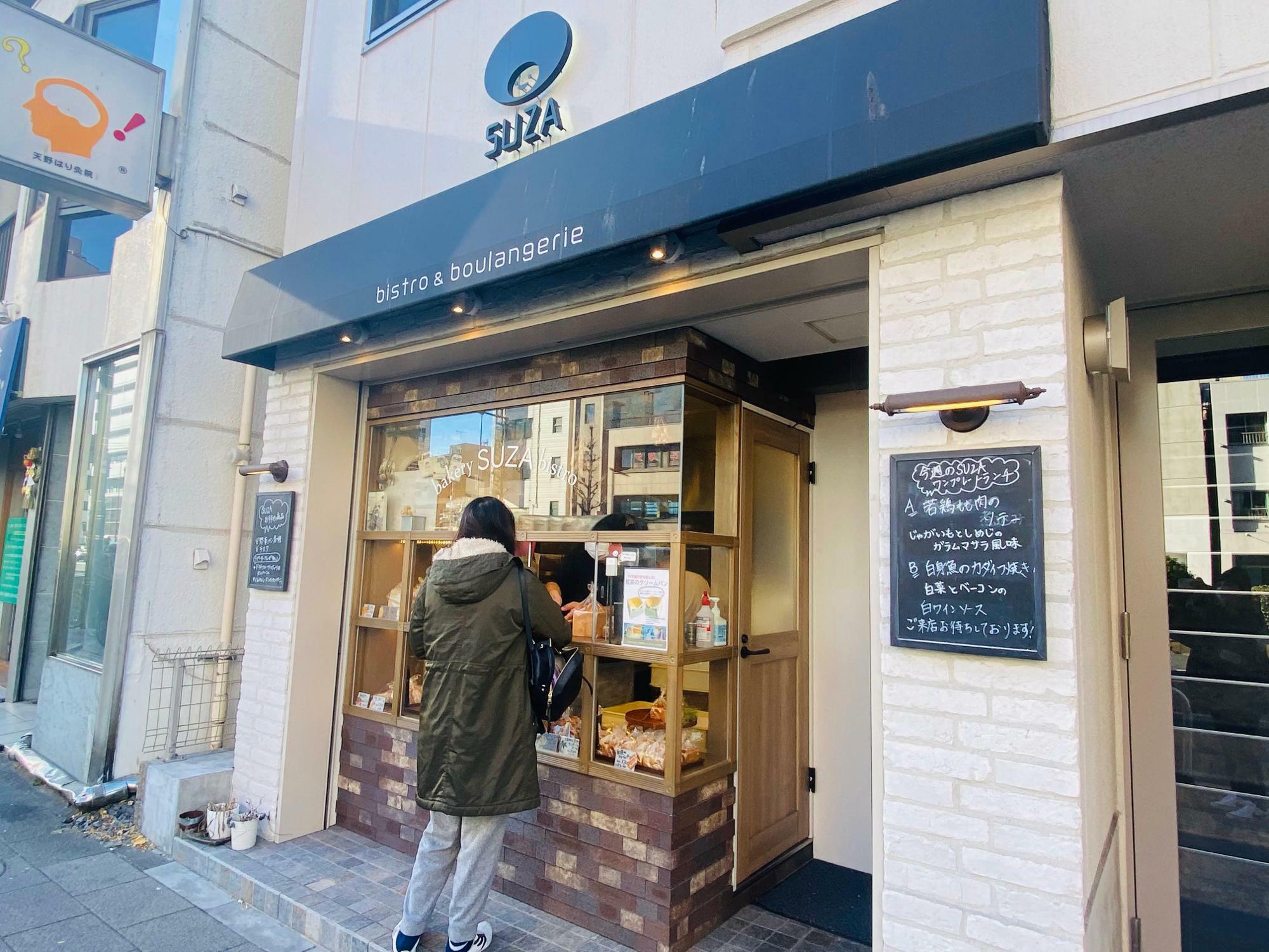 「SUZA bistro」　店先では自家製パンの対面販売も行っています