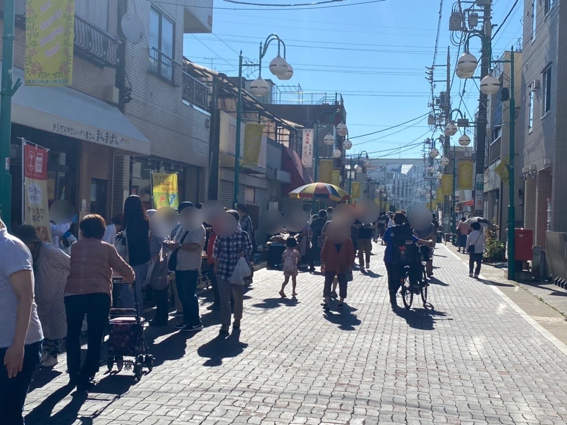 「青井兵和通り商店」の朝市は、毎回多くの人々で賑わいます