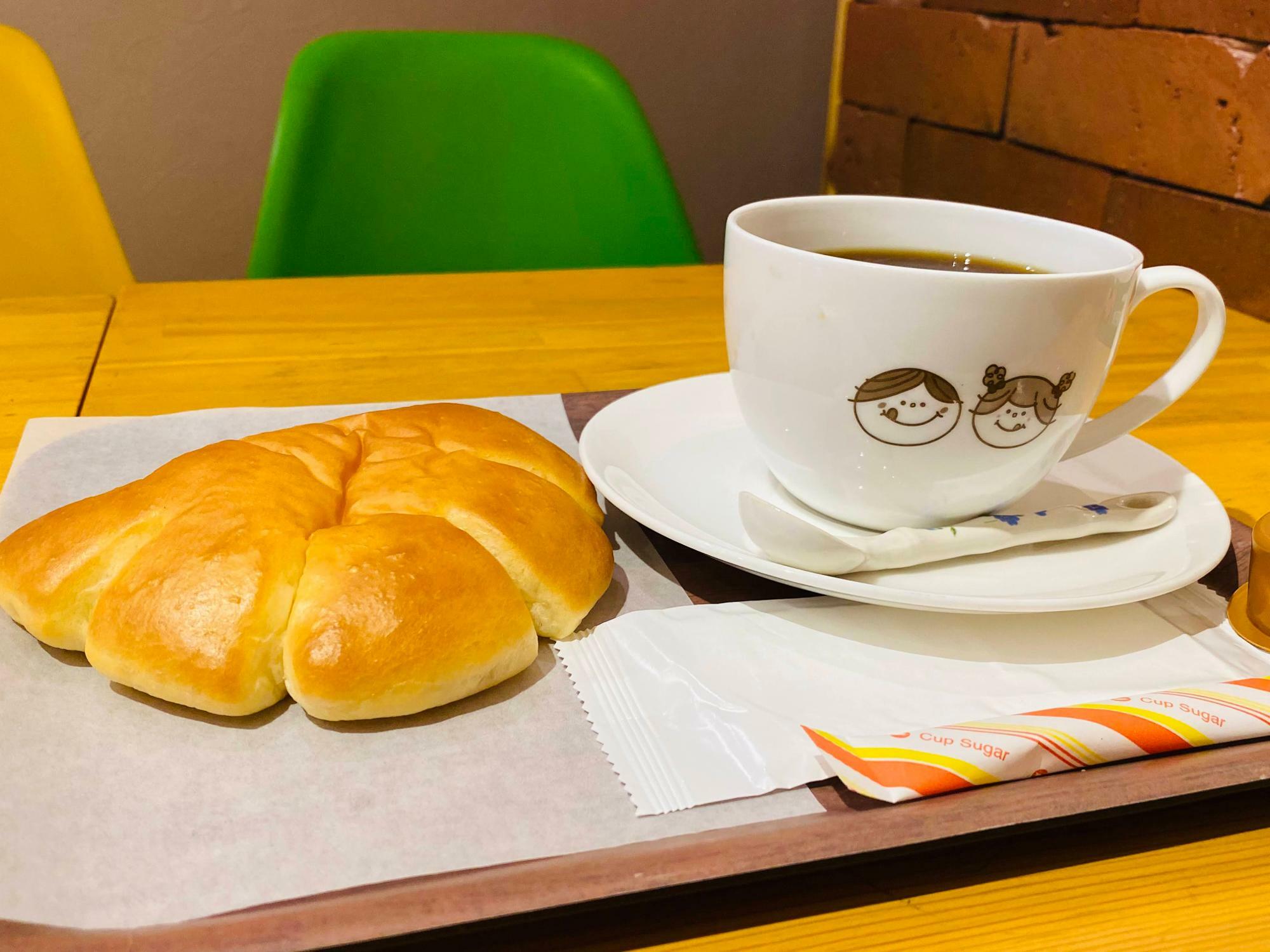 温かいパンの香りと、コーヒーカップのかわいいロゴに癒されます