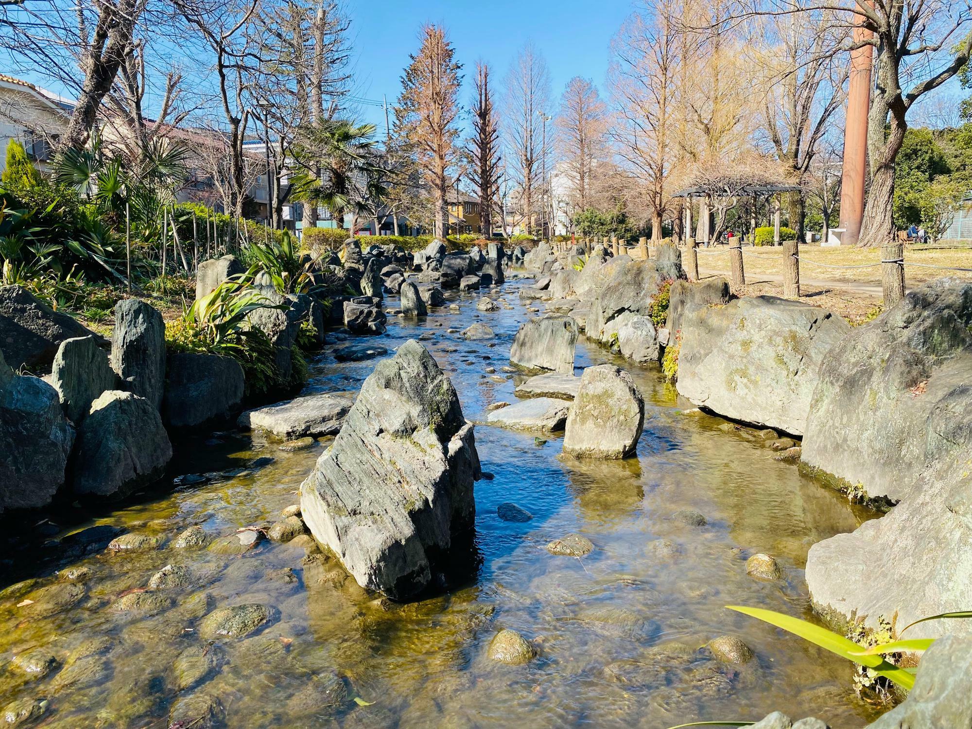 園内に小川が流れる「東綾瀬公園」