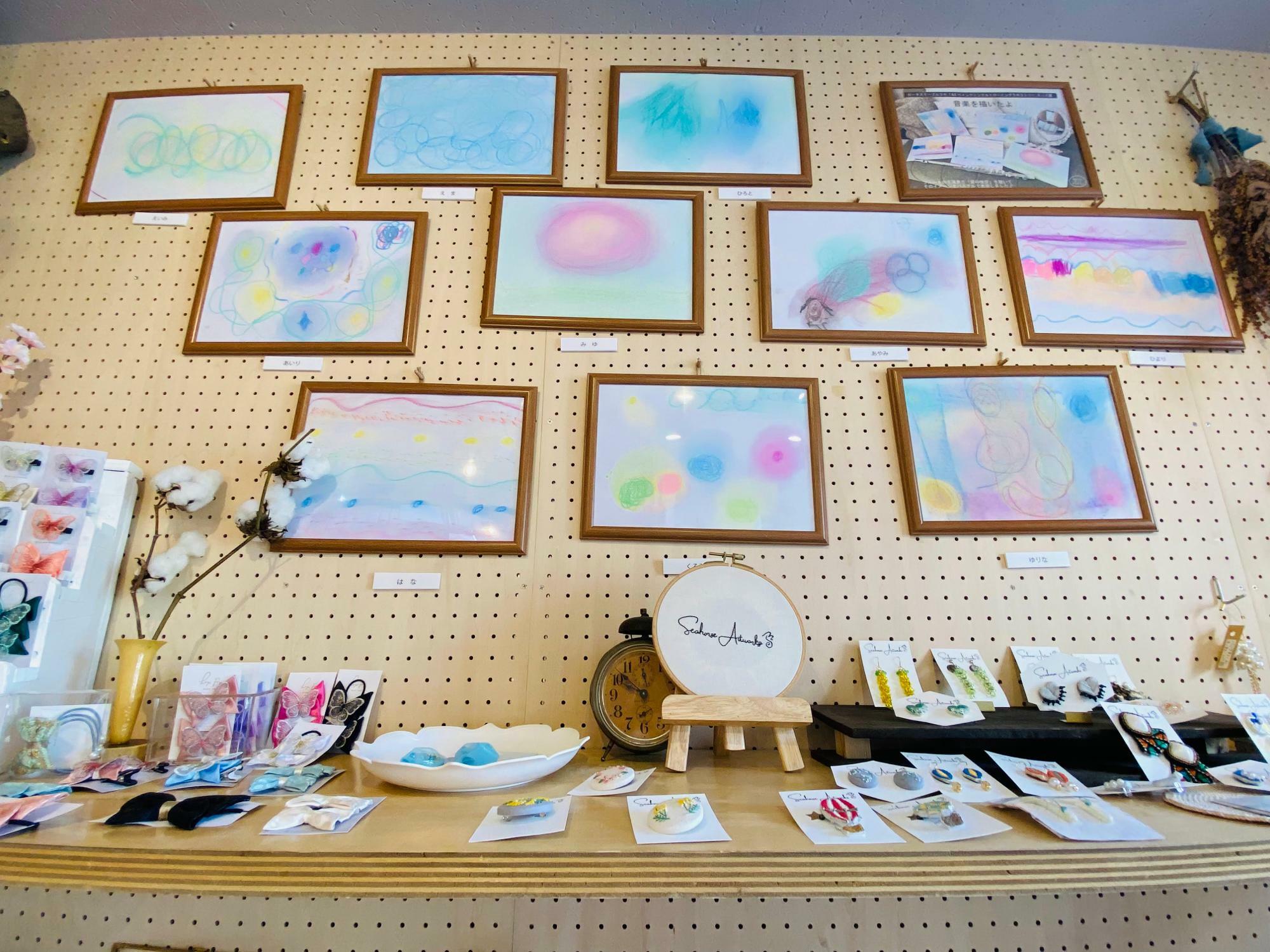 やさしい色合いの絵は、アート教室に参加した子供たちの作品
