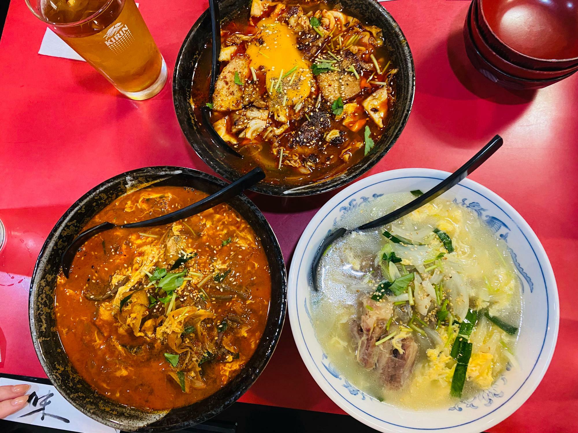 上「ユッケジャン麺」　左「テジ麺」　右「コムタン麺」