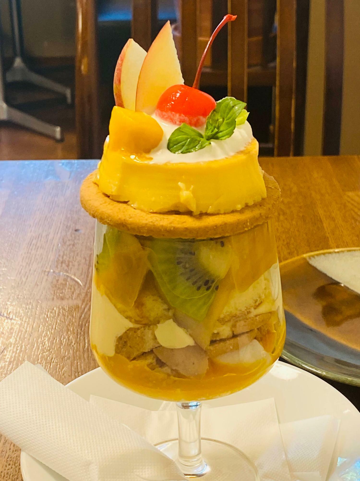 「レトロな喫茶店のプリンとマンゴーのパフェ（1,100円）」