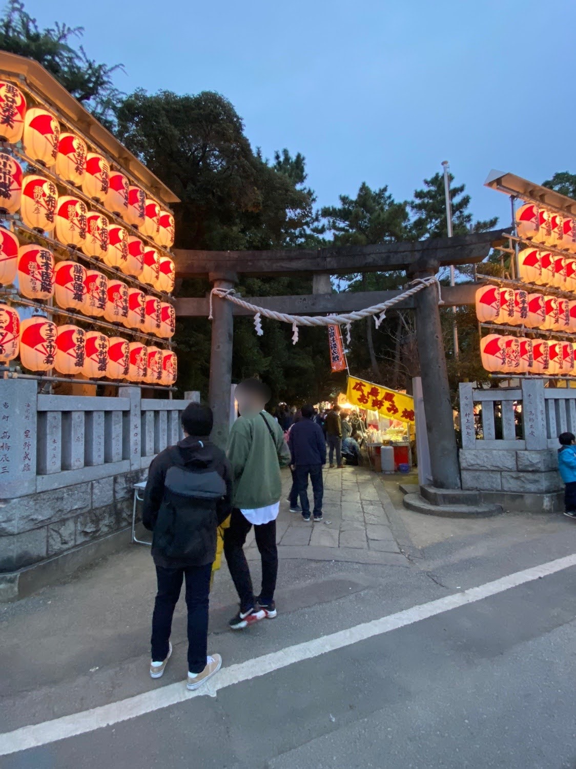 花畑「大鷲神社」で開催される「酉の市」の様子　鳥居の横には提灯がずらりと並びます