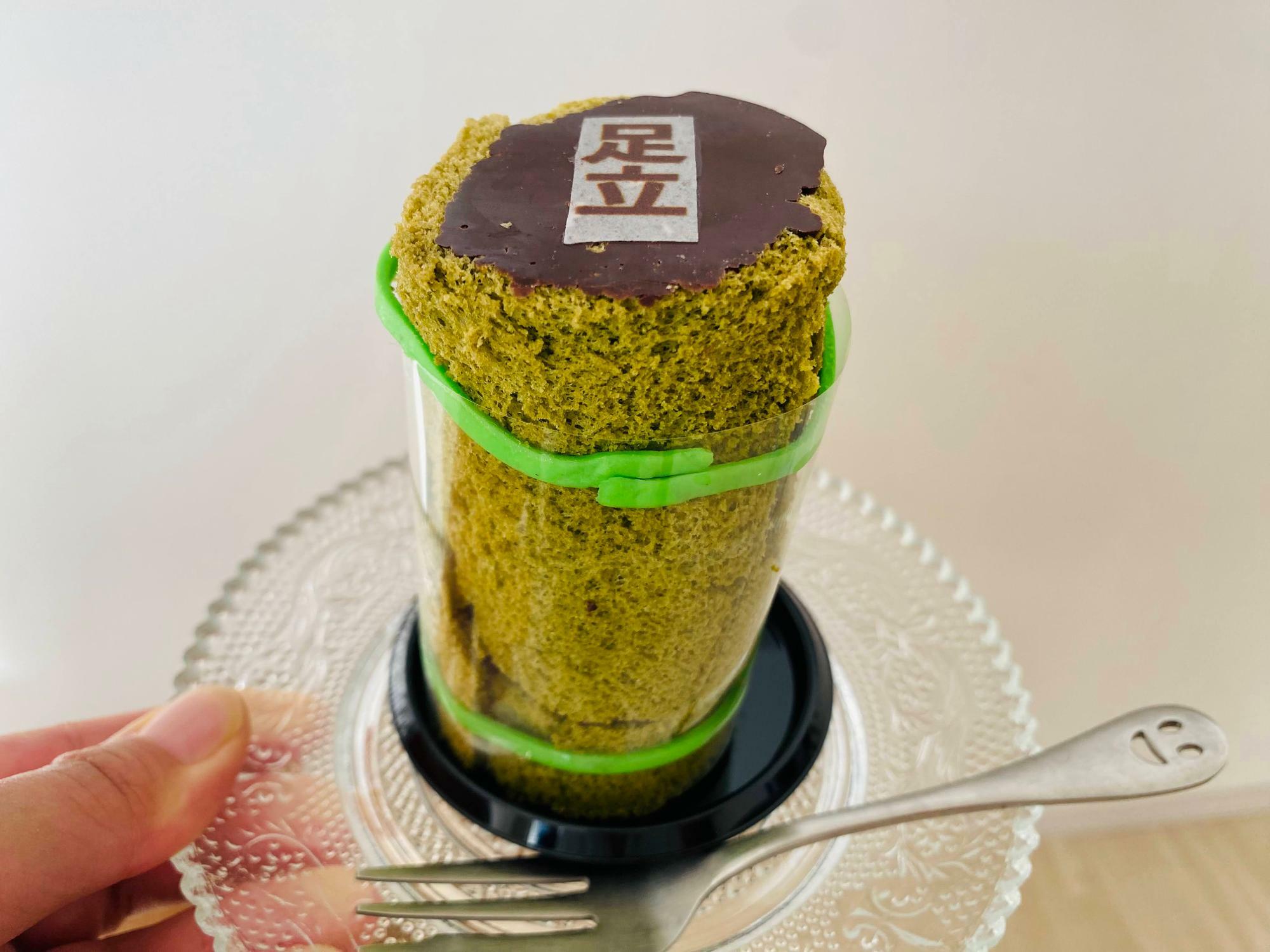 2022年グランプリの「竹取抹茶ケーキ」　てっぺんには「足立」の文字