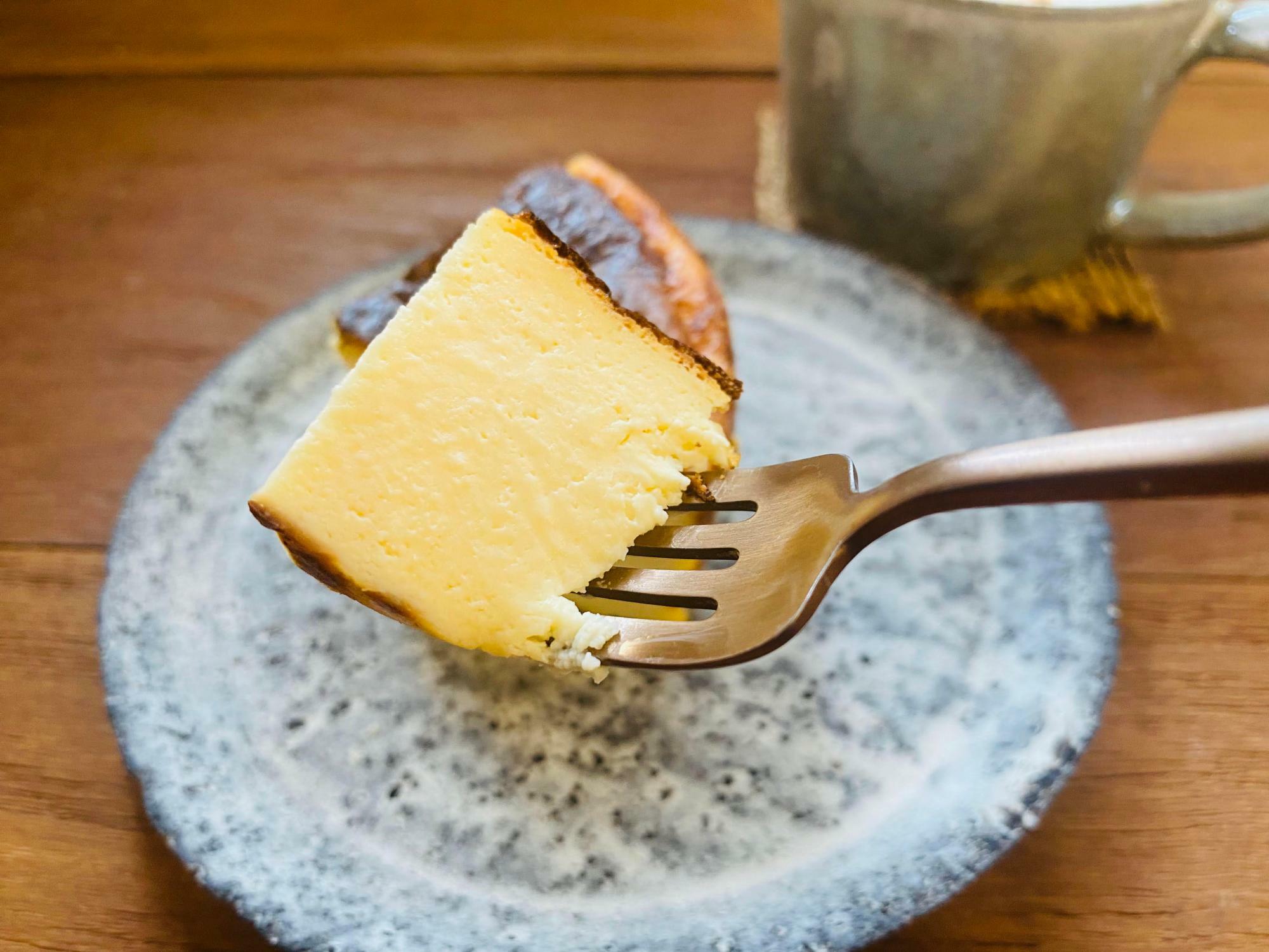 ミルクとチーズの濃厚な味わいが特徴的な「パンいつぞ」の「バスクチーズケーキ」