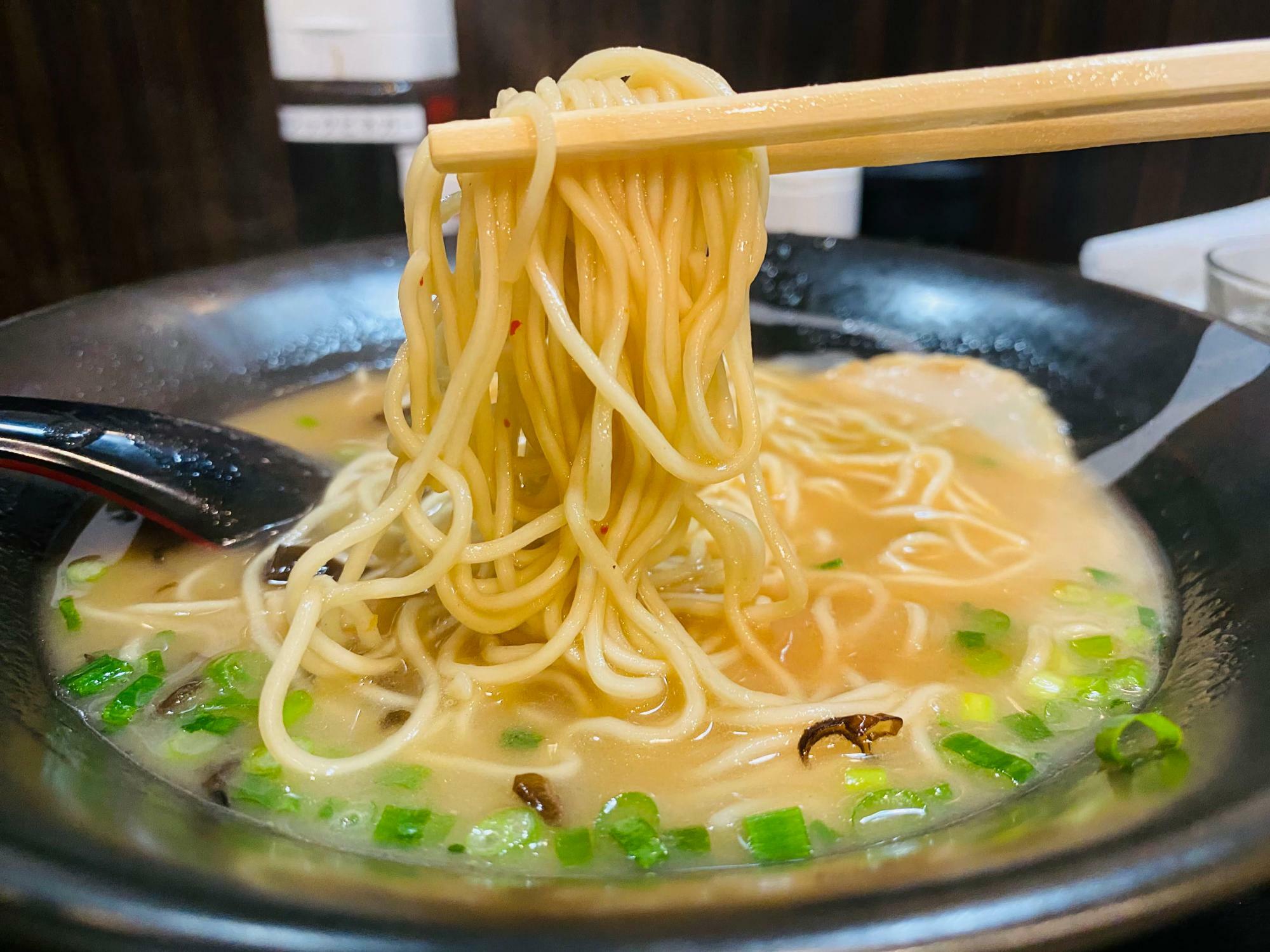 豚骨スープに細麺がたまらない！ 九州のソウルフードを竹ノ塚で味わいます！