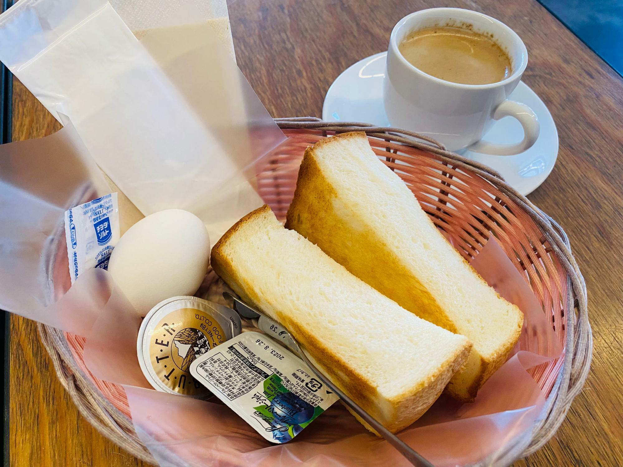 マークスコーヒー「モーニングセット（550円）」は、おいしいパンにジャムやゆで卵がつきます