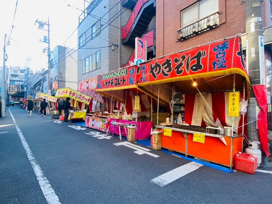 赤門から商店街へ続く道には、多くの露店が出店します