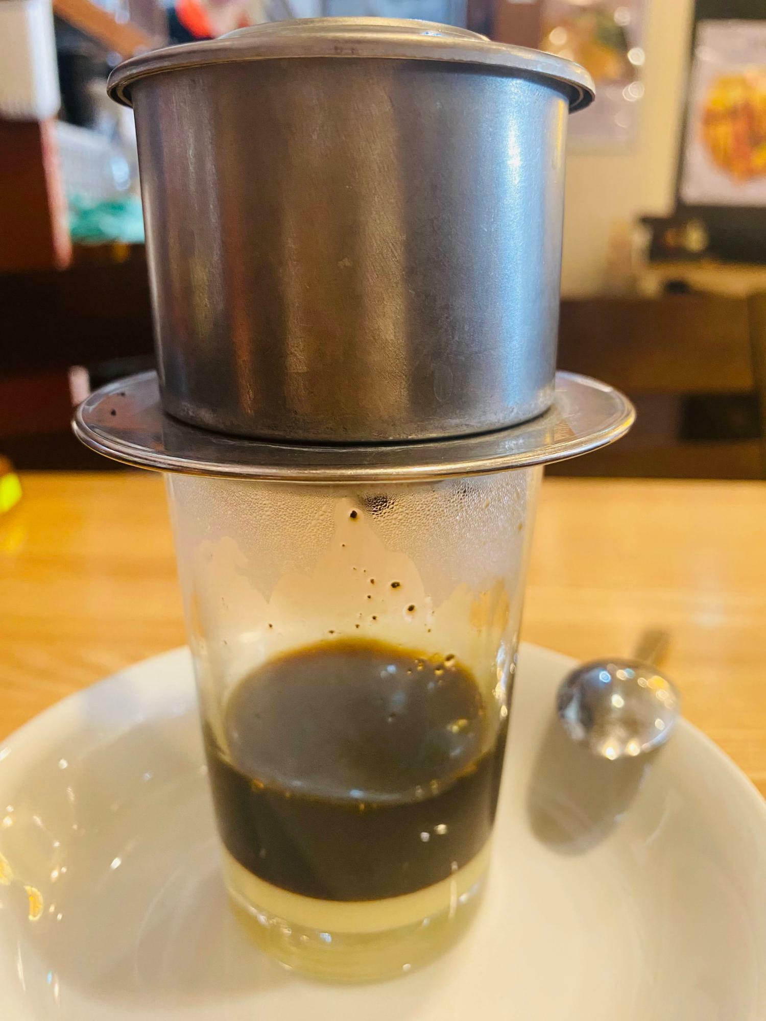 「PHO VIET QUAN」の「ベトナムコーヒー」 抽出されるまで待ちます
