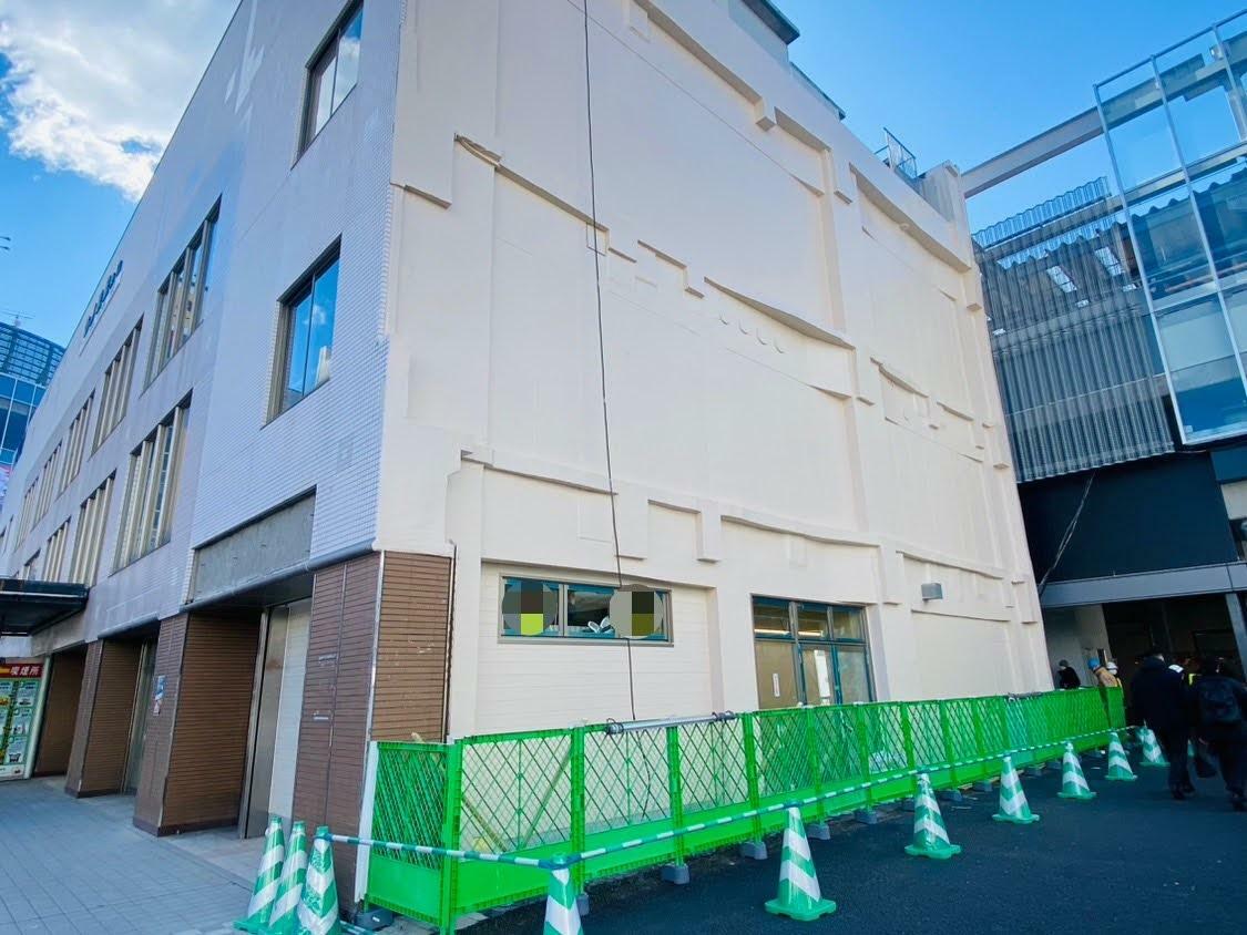 ずっと閉館していた竹ノ塚駅ビル「TBOX」　改装工事が始まっていました