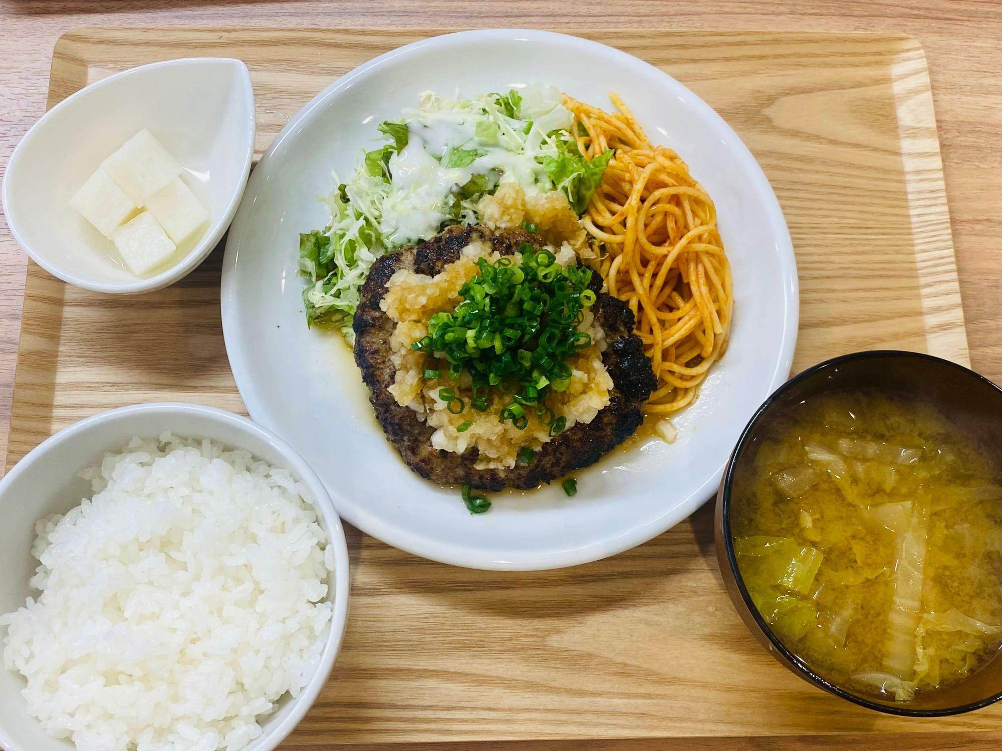 「ハンバーグ定食（ふつう）800円」 ソース：鬼おろしポン酢