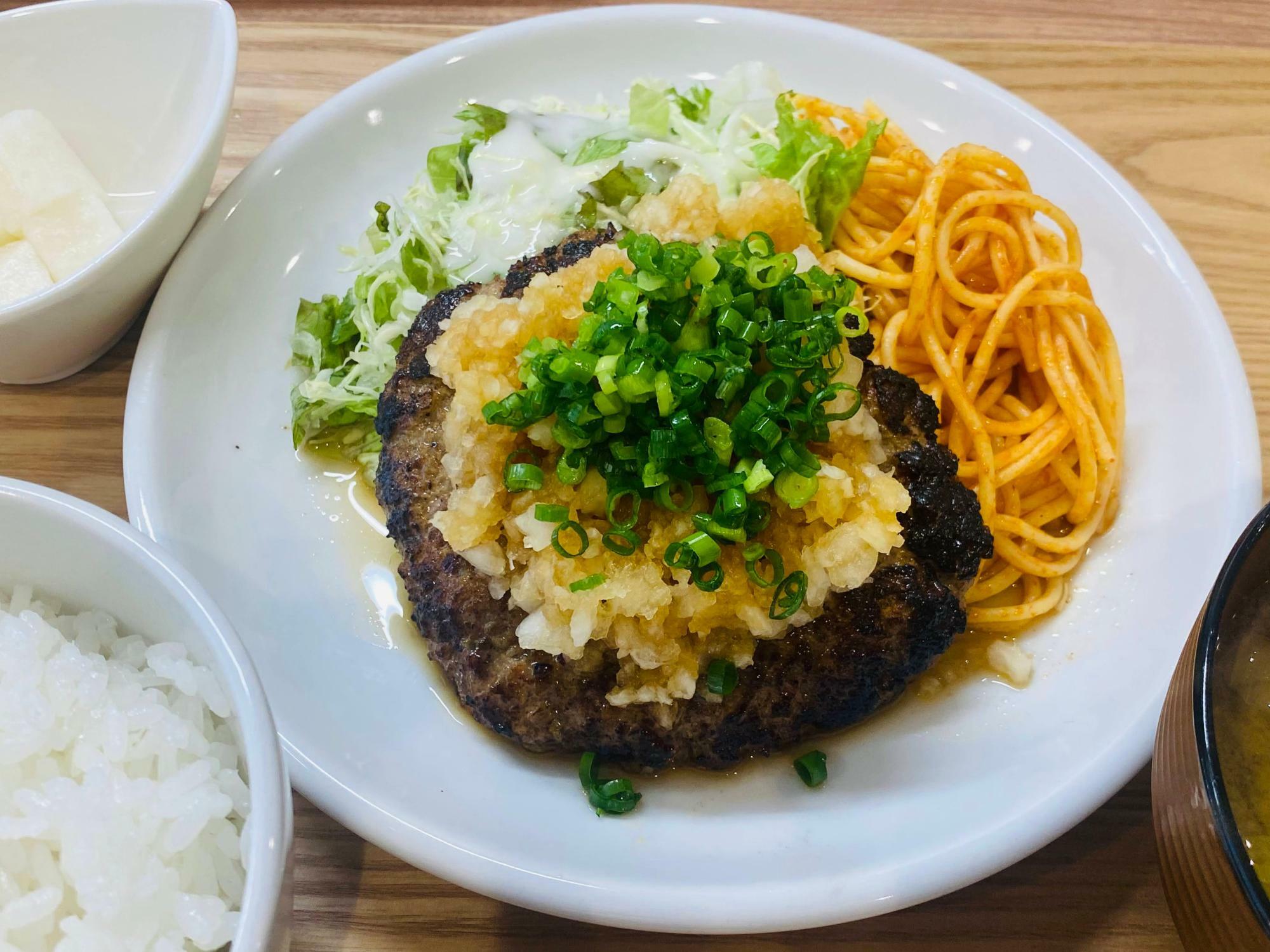 こんがり焼かれたハンバーグの上には、大根おろしとネギがたっぷり！ 