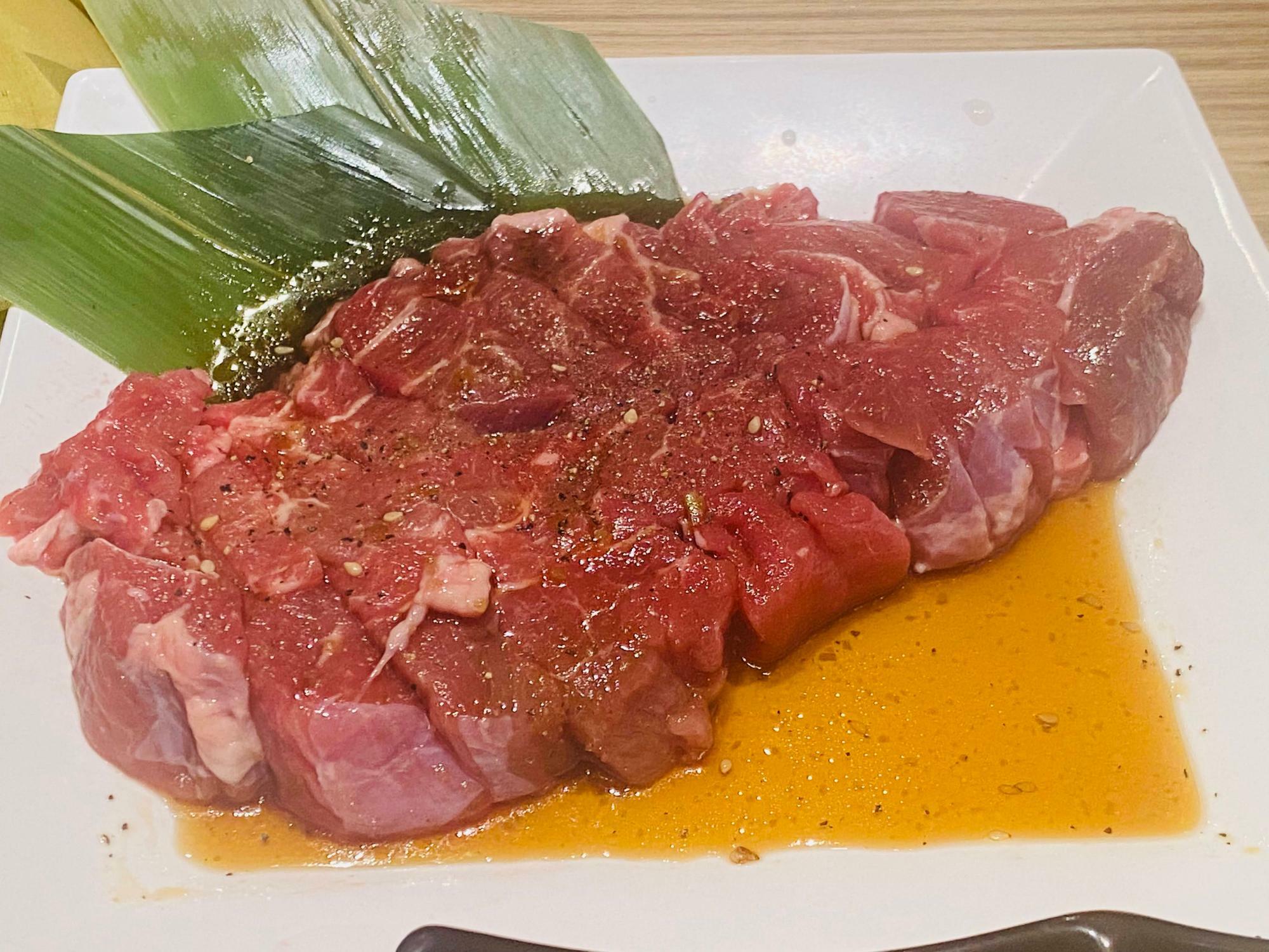 想像以上に大きなお肉に圧倒されます