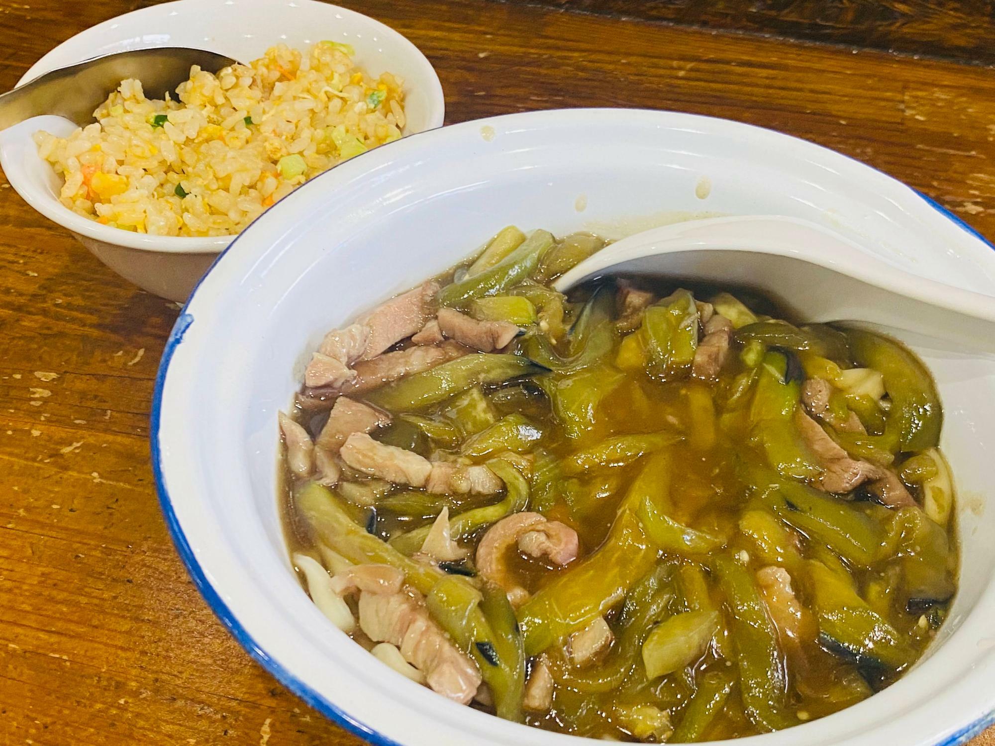 「ナスと豚肉かけ麺＋ミニ炒飯（700円）」