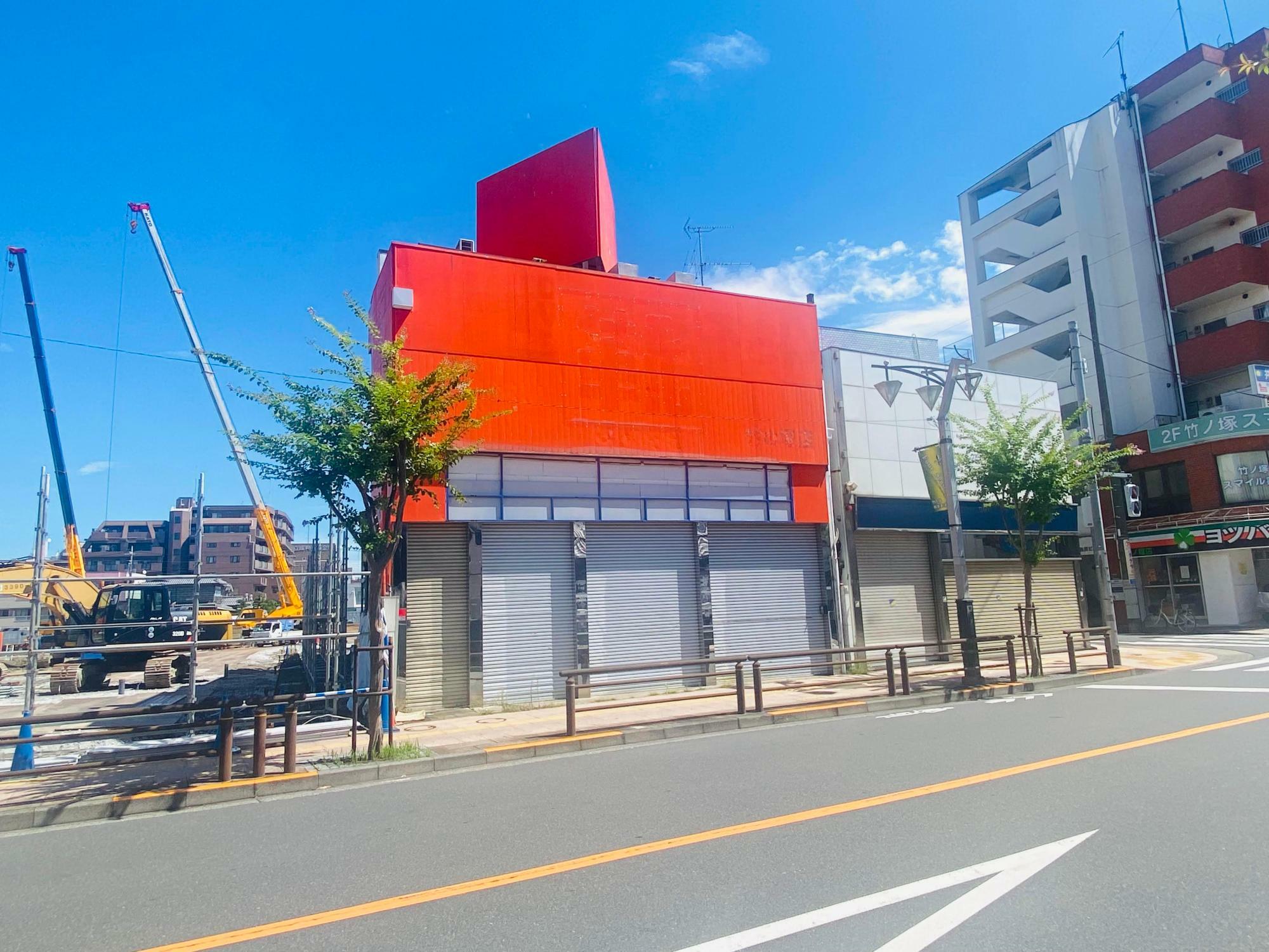 建設工事が進む「（仮称）ヤマダデンキ 竹の塚店」の横で取り残されている二店舗