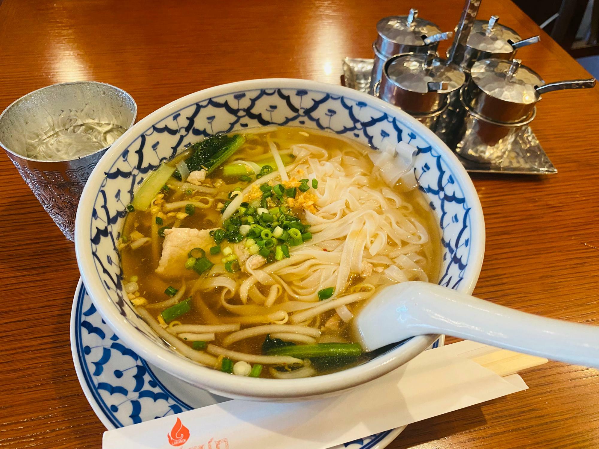 「トムヤム豚肉ラーメン（858円）」