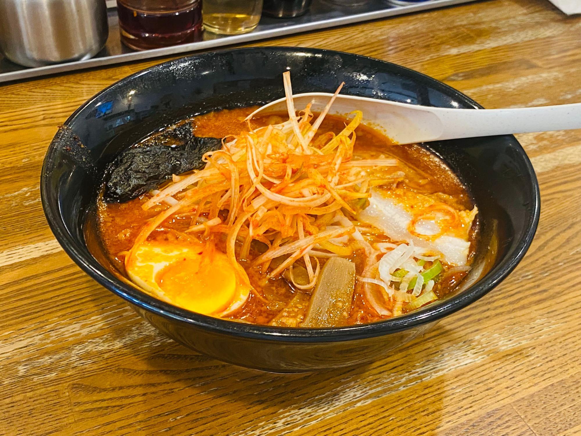 竹ノ塚「メガらーめん」の「ピリ辛ラーメン」