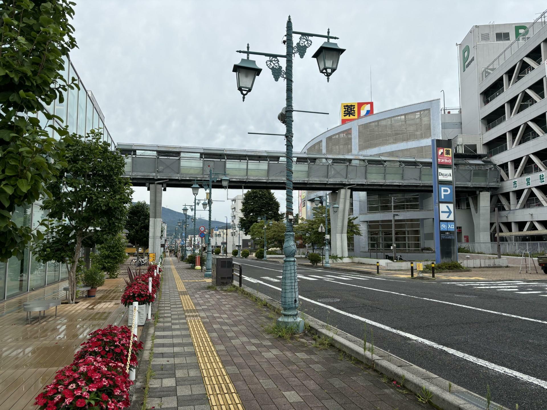 左:えんぱーく、右:ウイングロードビル。大門商店街は15:00～21:00まで歩行者天国(大門八番町交差点～大津屋商店前交差点)