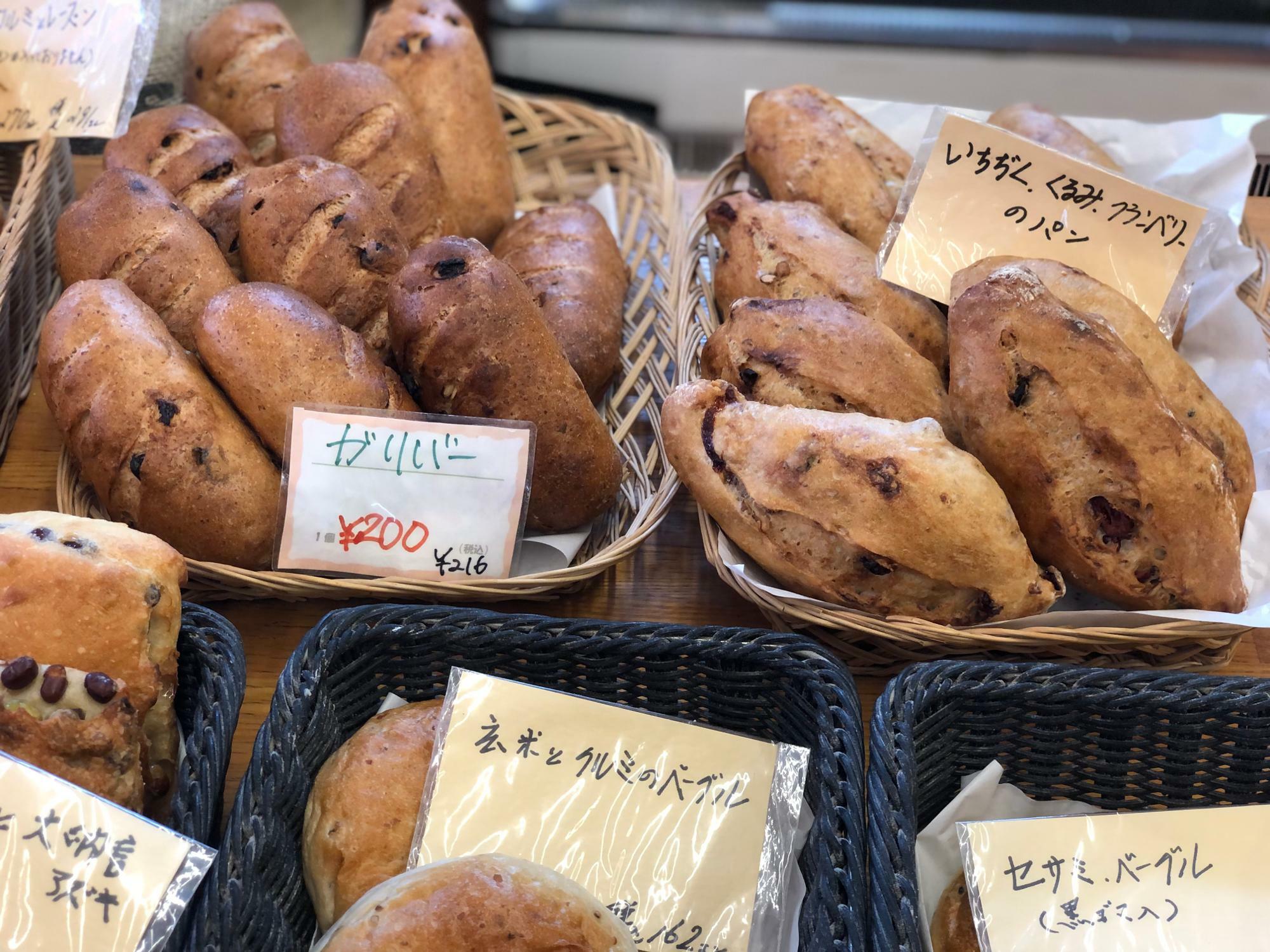 ハード系のパンも人気があります。