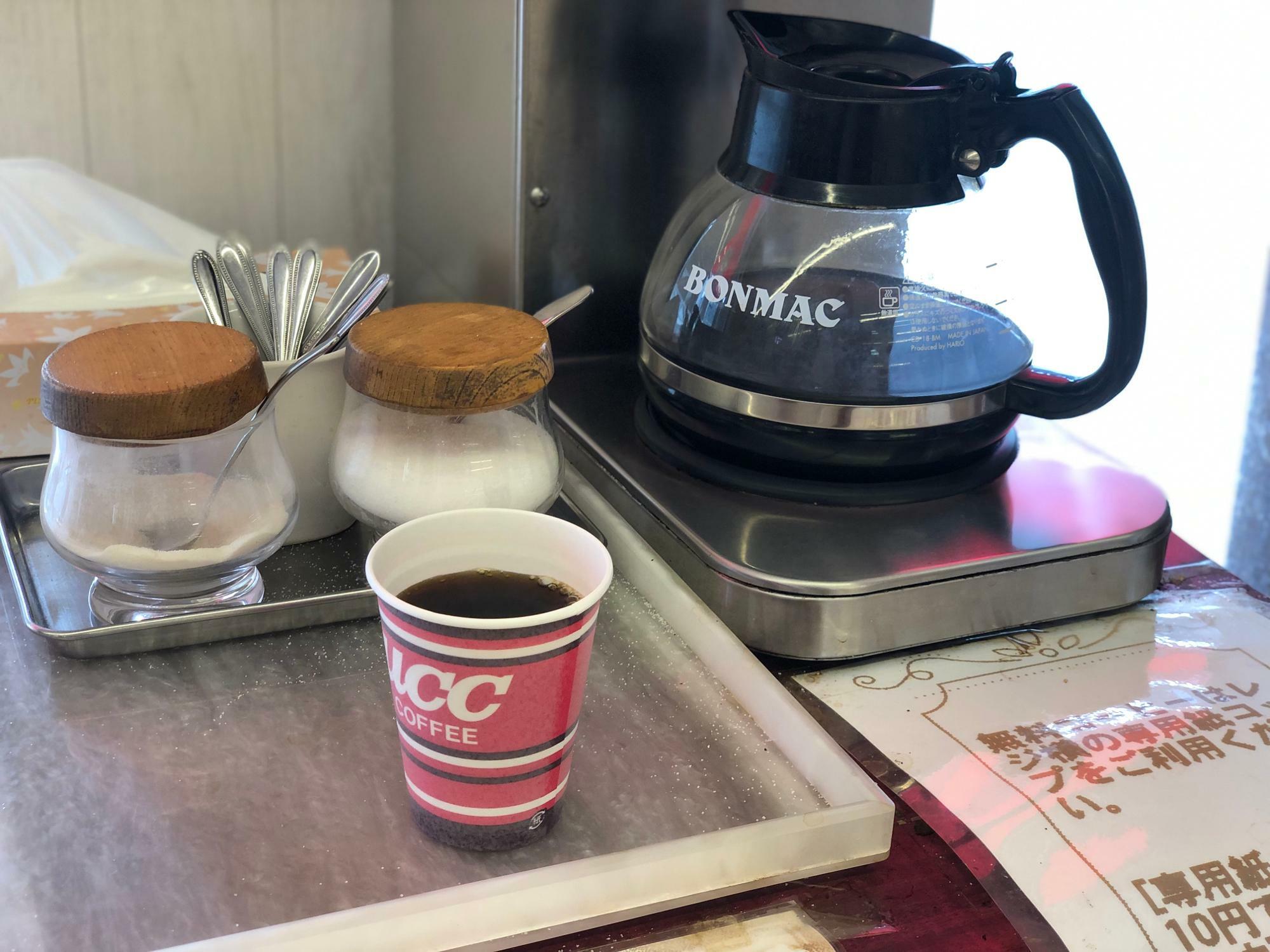 無料のコーヒーは、レジ横にある専用紙コップを10円で購入するといただけます。この日は、やや酸味がありスッキリとした味わいのコーヒーでした。