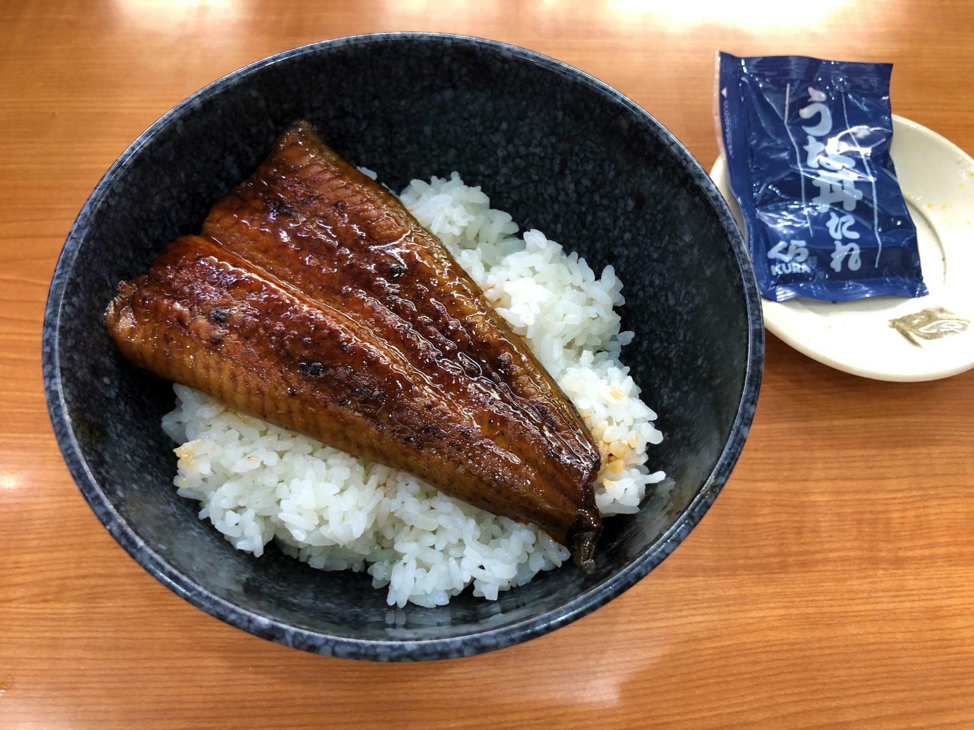 ”すしやのうな丼”690円（通常丼、山椒あり）