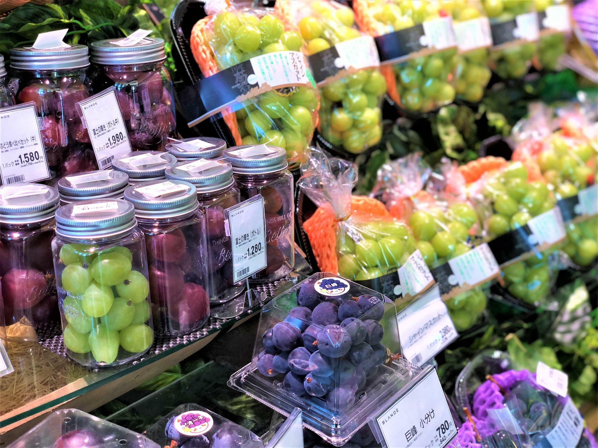 BLANDE（ブランデ）さんの青果売り場では、常に種類豊富で新鮮なフルーツが並んでいます。