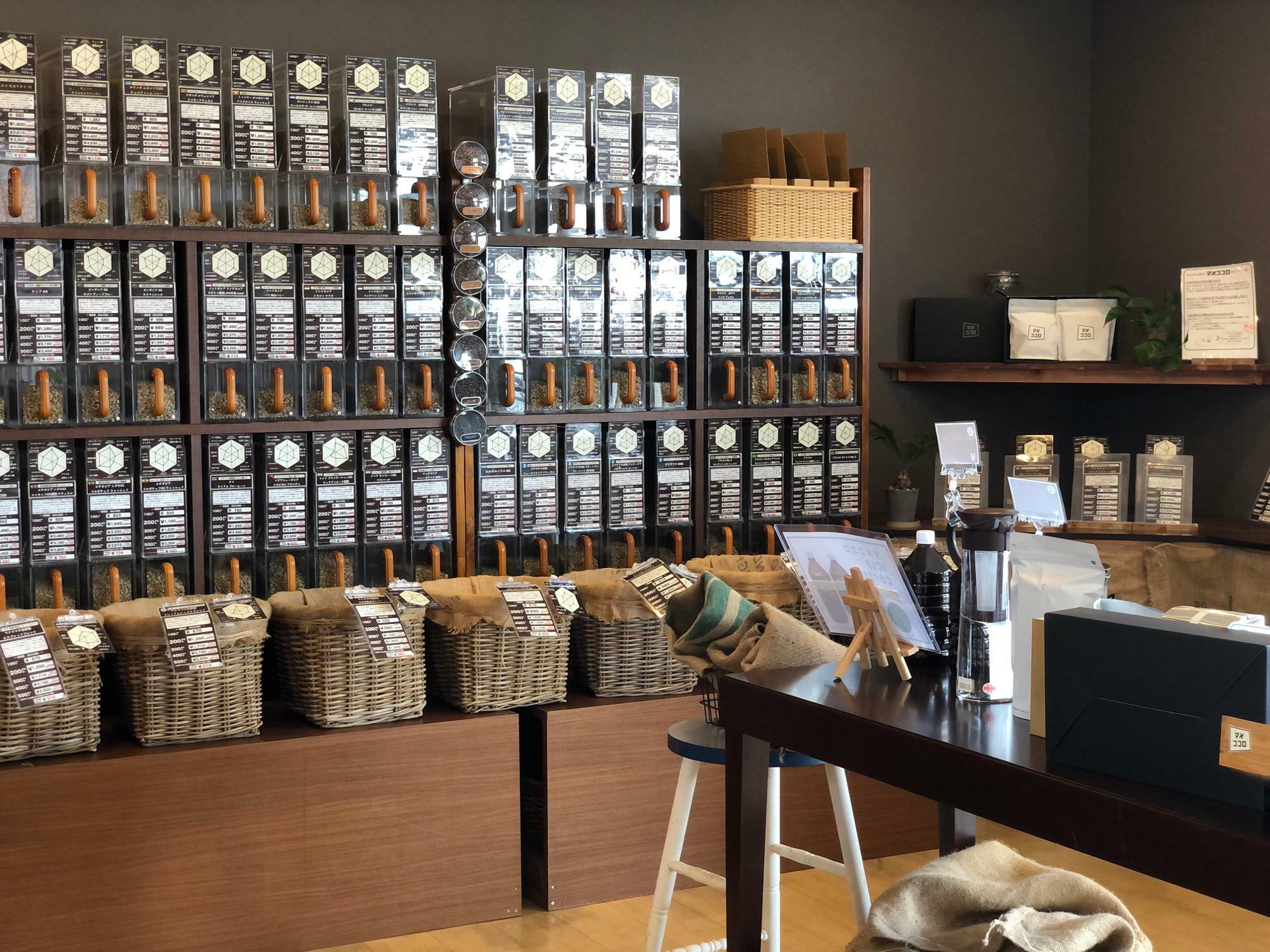 『マメココロ 学園の森店』さん店内。種類豊富なコーヒー豆が並んでいます。