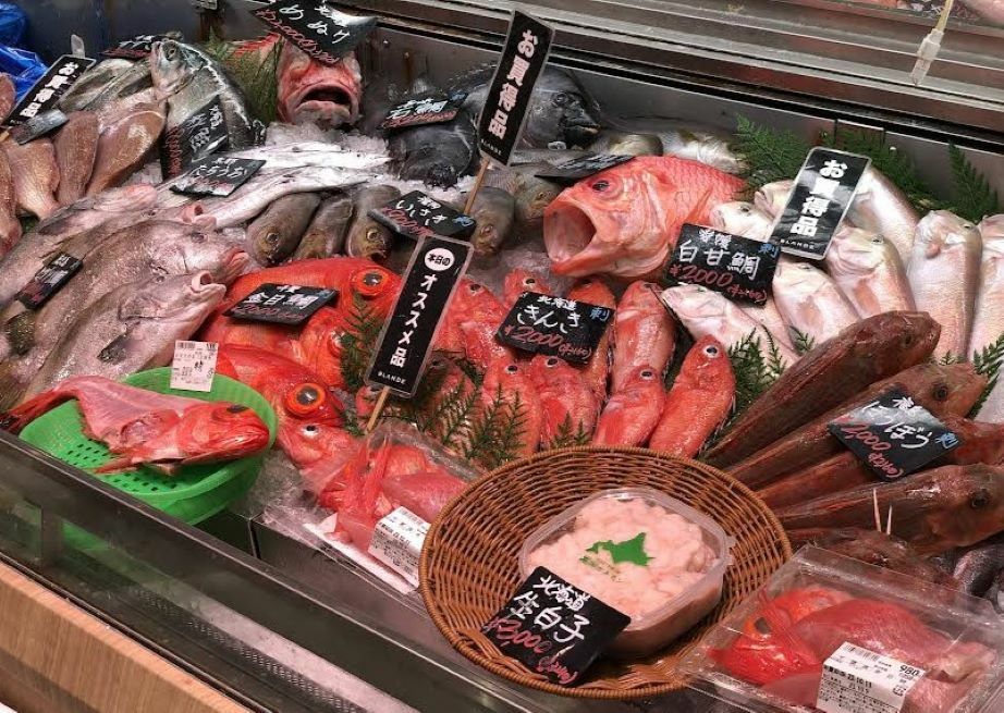 茨城県で超有名スーパー「カスミ」の新業態「BLANDE（ブランデ）」並木店さんの鮮魚コーナーの一部。