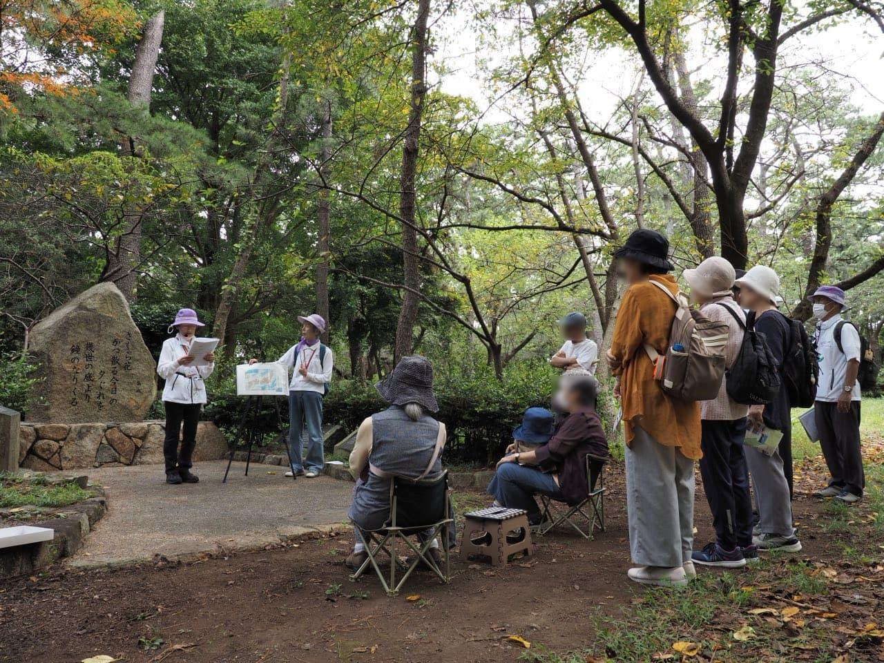 千本浜公園内にある明石海人の石碑前にて