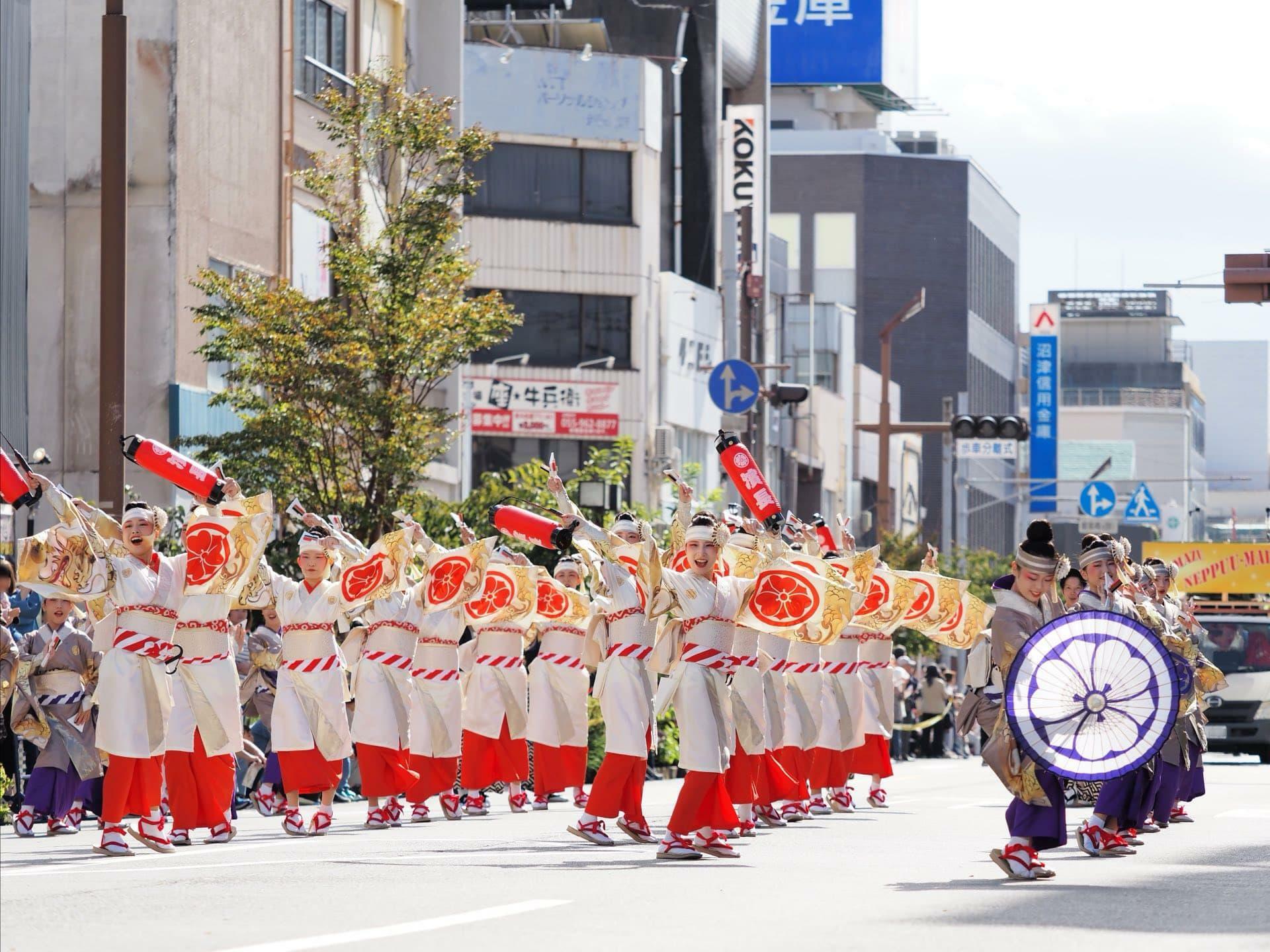 「初日の雨も楽しみましたよ、皆さんを元気づけるのがよさこいですから」濱長花神楽の皆さん