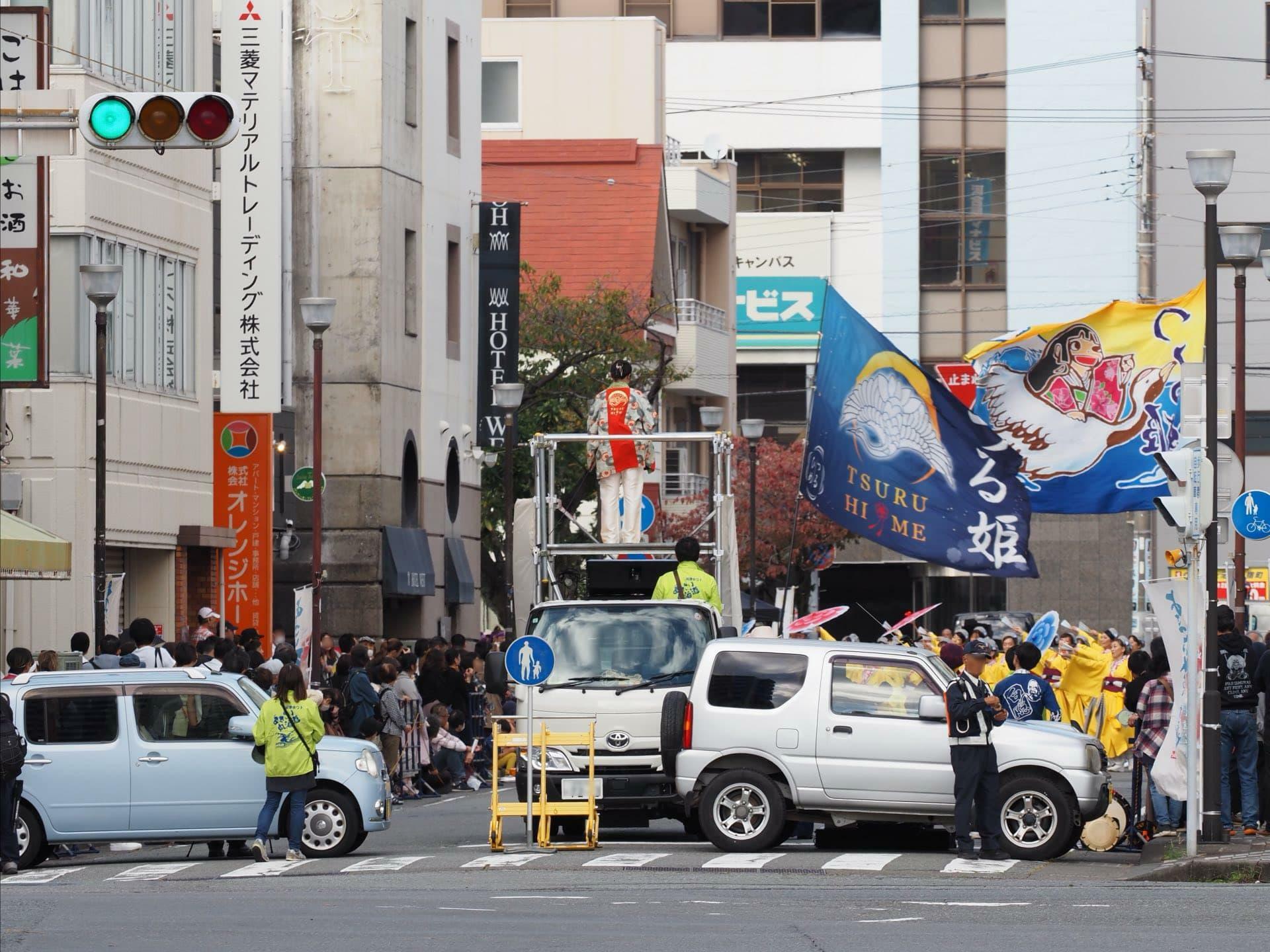 バリケードとして停車している車両は公用車ではなく自家用車。「市民がつくっているイベントの証拠です」と竹下さんが教えてくれました。