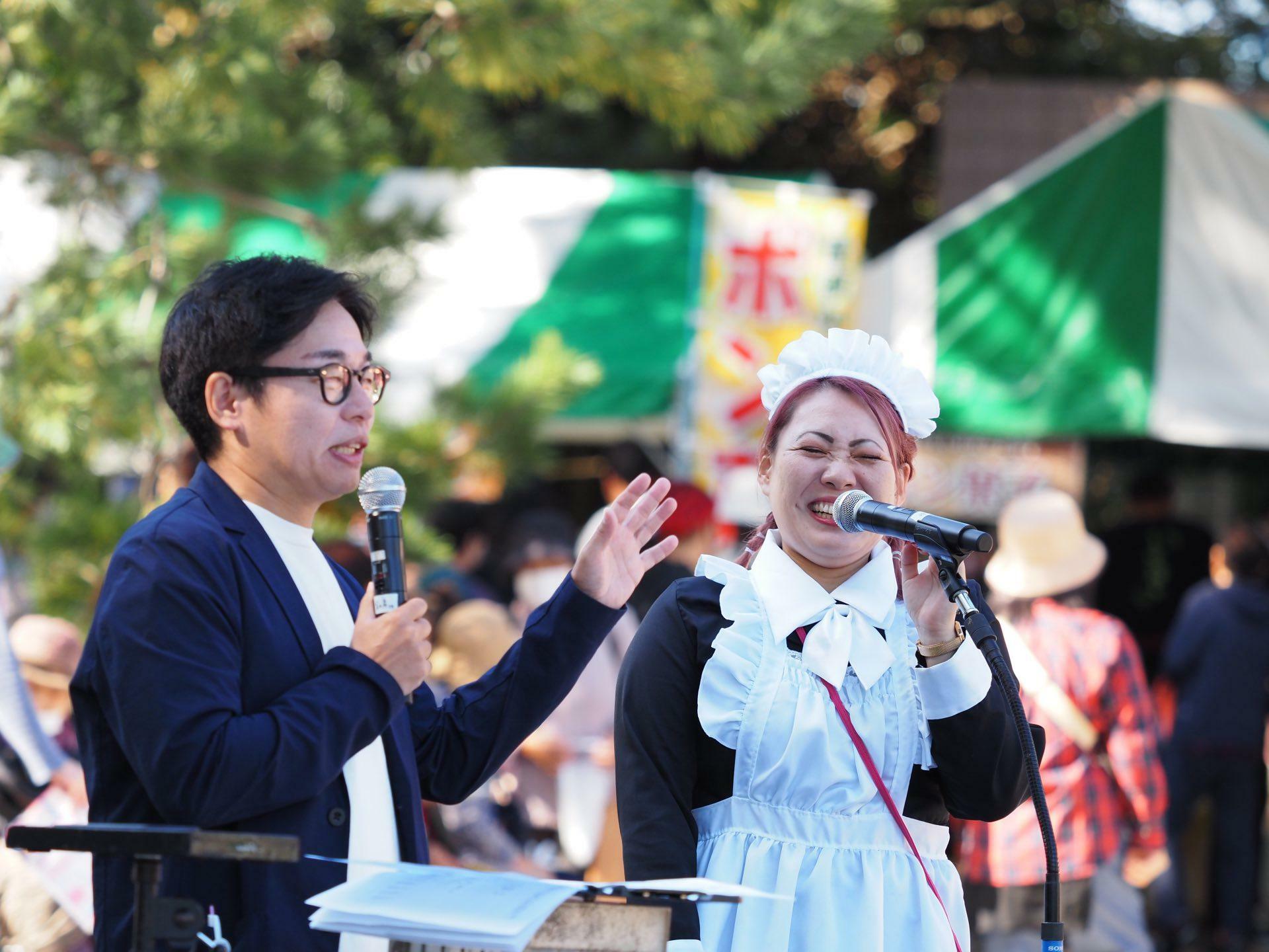 もう10年来の知り合いという実写版「ぽんこつポン子」さんと談笑する富士彦さん。「10年前はこんなんではなかったんですけれどね〜」