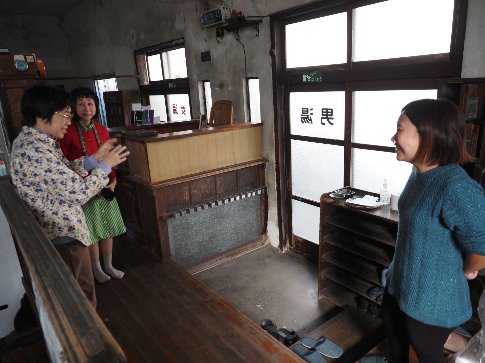 写真展開催を呼びかけたマコトさん（右）、色街写真家の紅子さん（中央）、吉田温泉を管理する兼子京子さん（左）