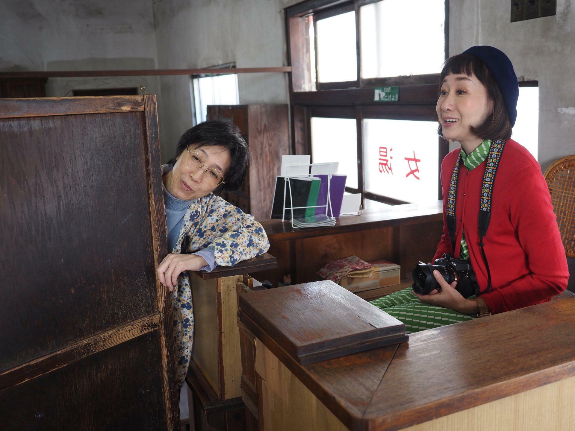 番台での思い出を語る兼子京子さん（左）と、兼子さんの話に耳を傾けながら番台からの景色を楽しむ紅子さん（右）