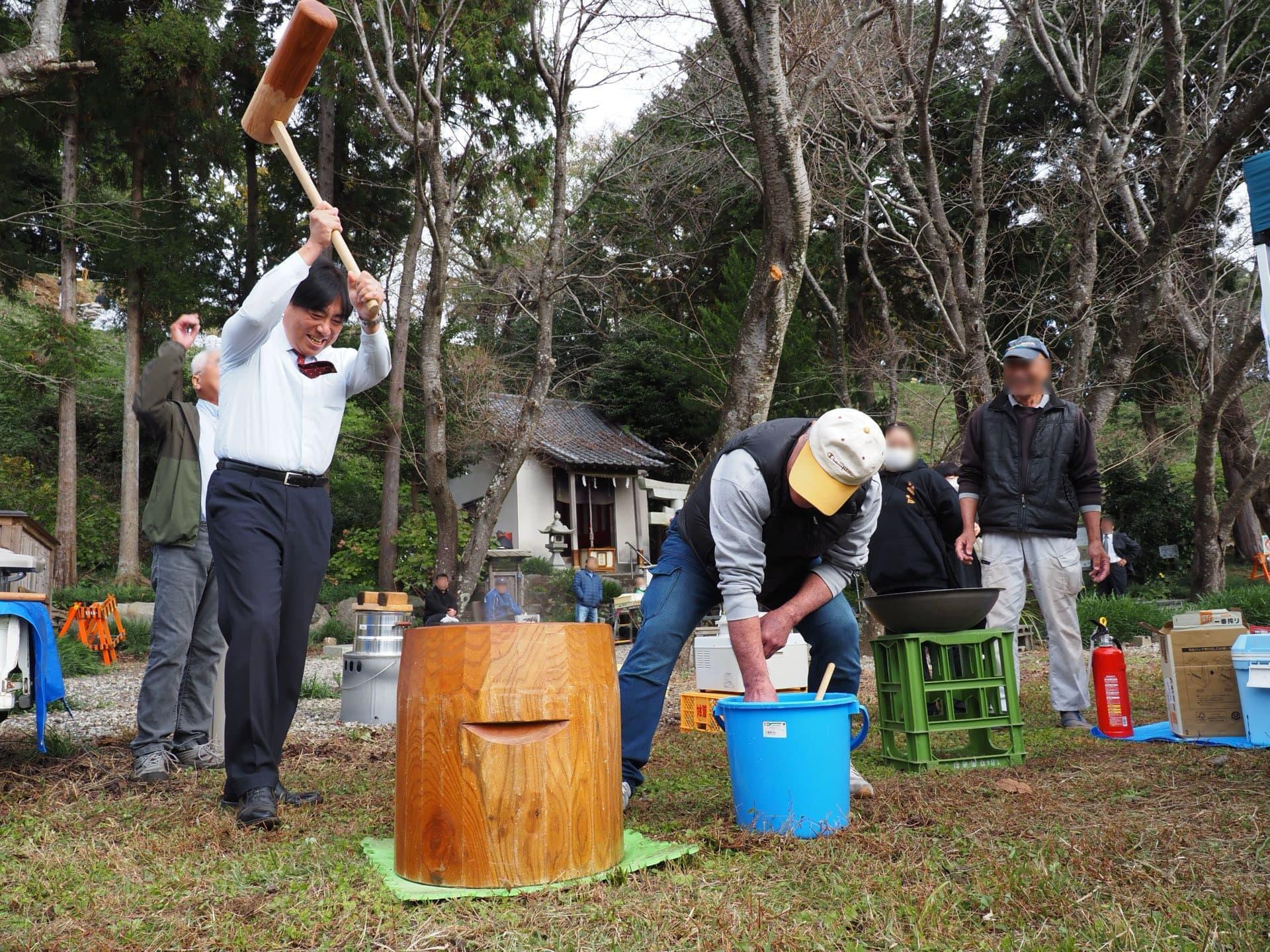 餅つきで市民と交流する頼重秀一沼津市長