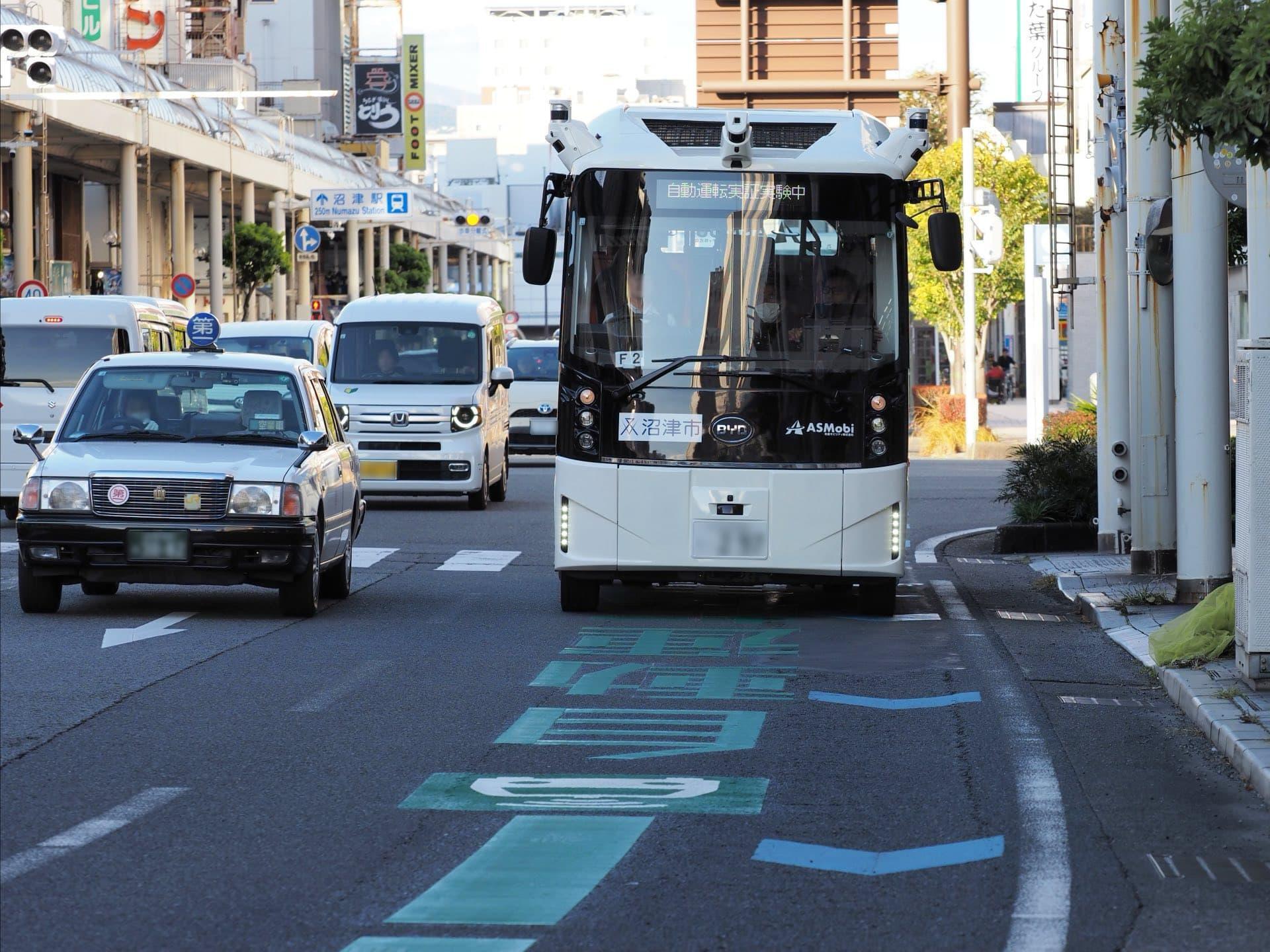 自動運転技術だけでなく自動運転車両の走行空間実証実験として、路面上へのグリーンの破線やアイコン表示による一般車両への認知効果の検証も行われています