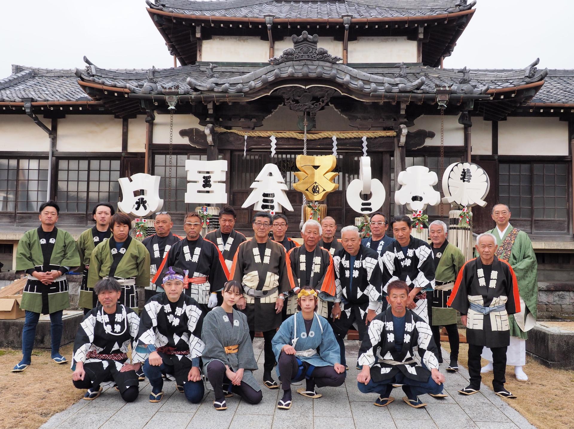 令和7年の新年梯子乗り 挨拶廻りに参加した沼津鳶職組合の皆さん、一般公募者と長谷寺の住職