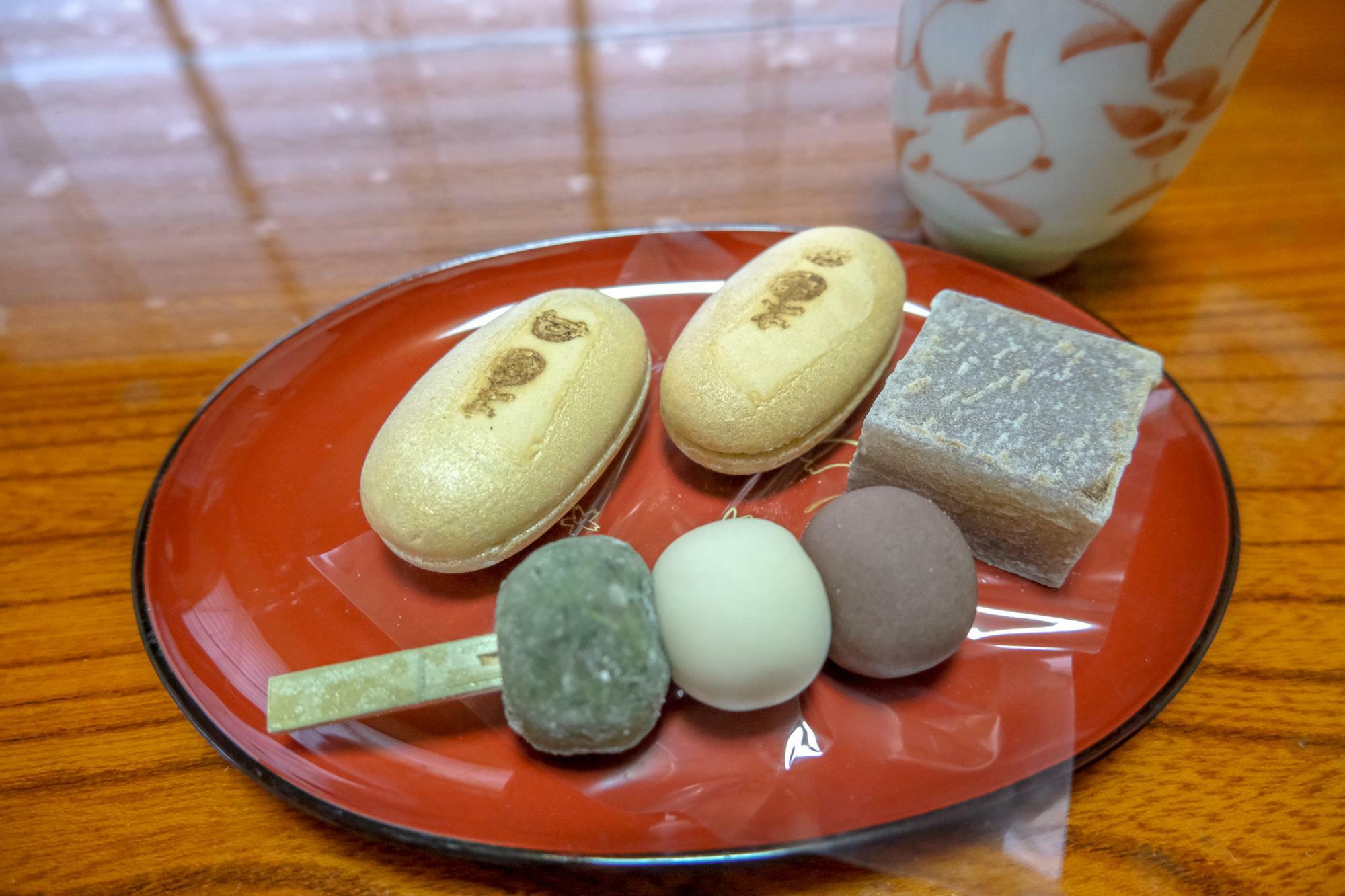 和菓子でお茶タイム。和菓子と緑茶は落ち着きます。