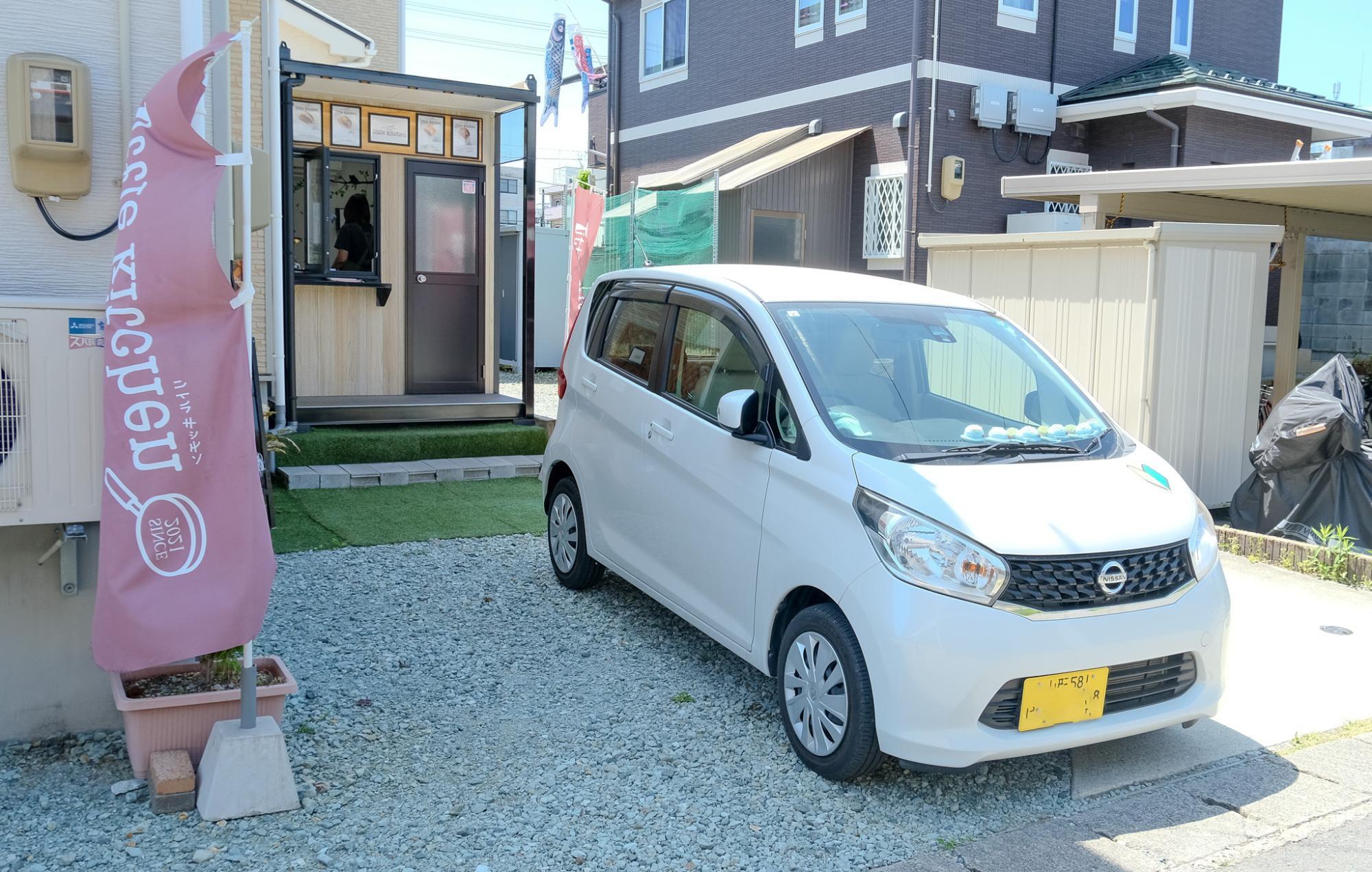 筆者は運転が苦手なのでど真ん中に停めてしまいましたが、しっかり寄せれば2台は停められます。