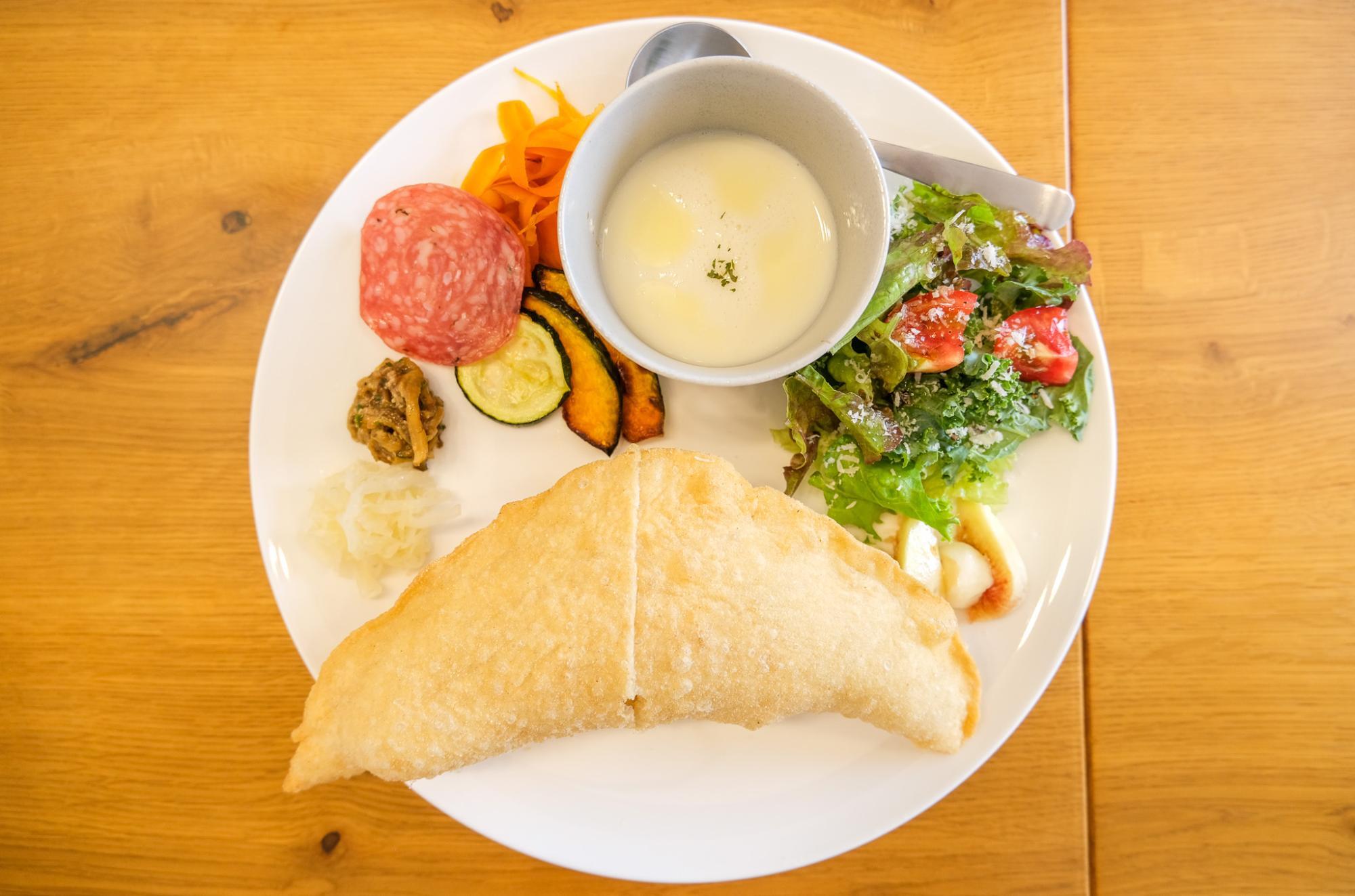 いちじくやズッキーニなど季節の野菜が味わえる大満足プレート！