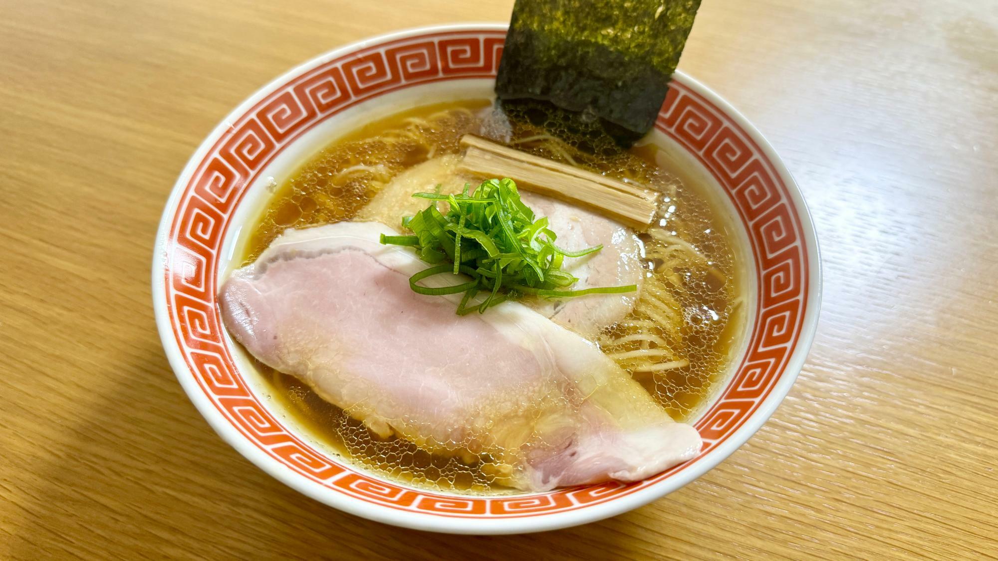 「らぁ麺 飯田商店」の醤油らぁ麺（筆者撮影）