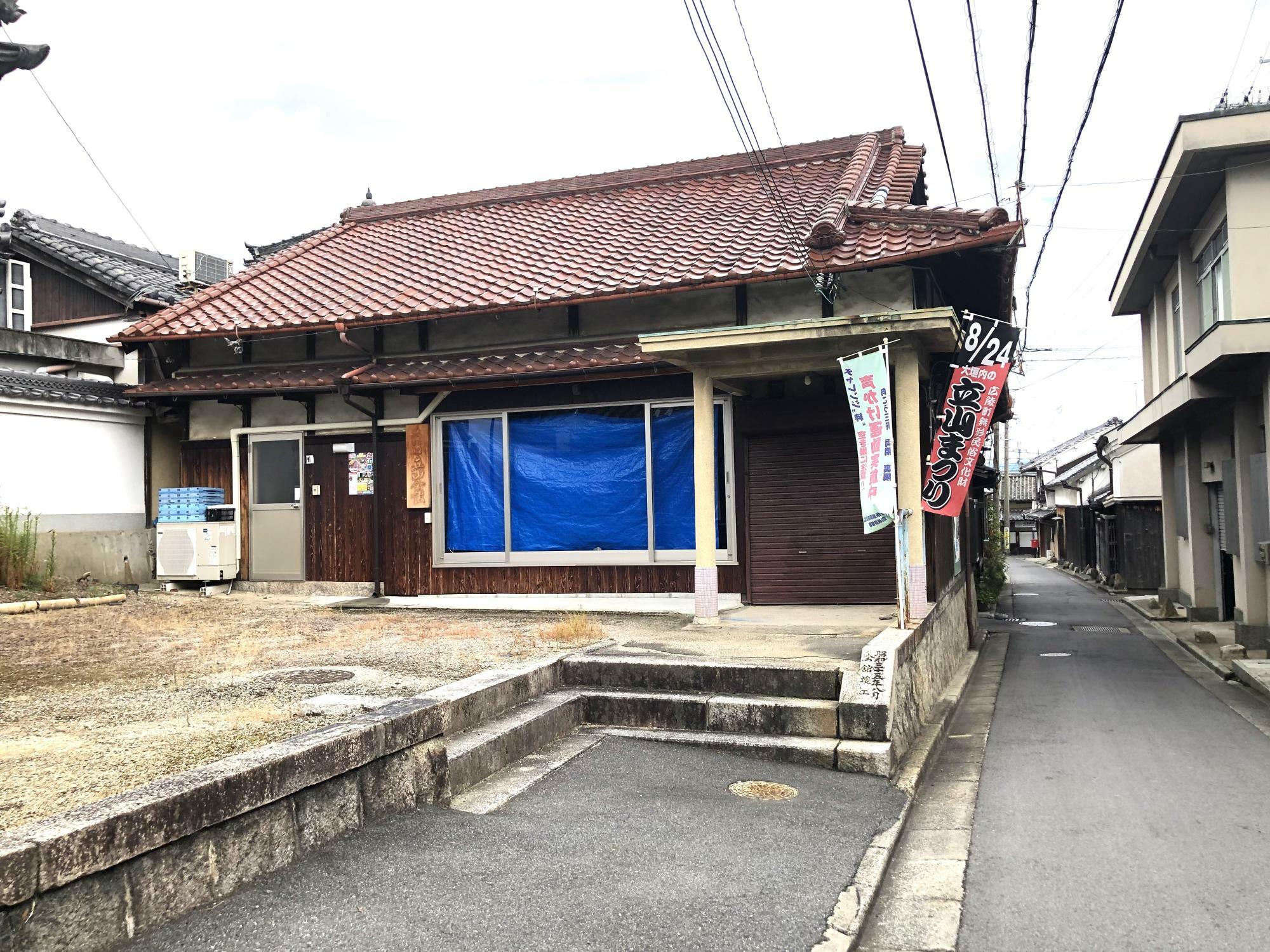 専光寺前の立山会館。ブル―シートの向こうには…？