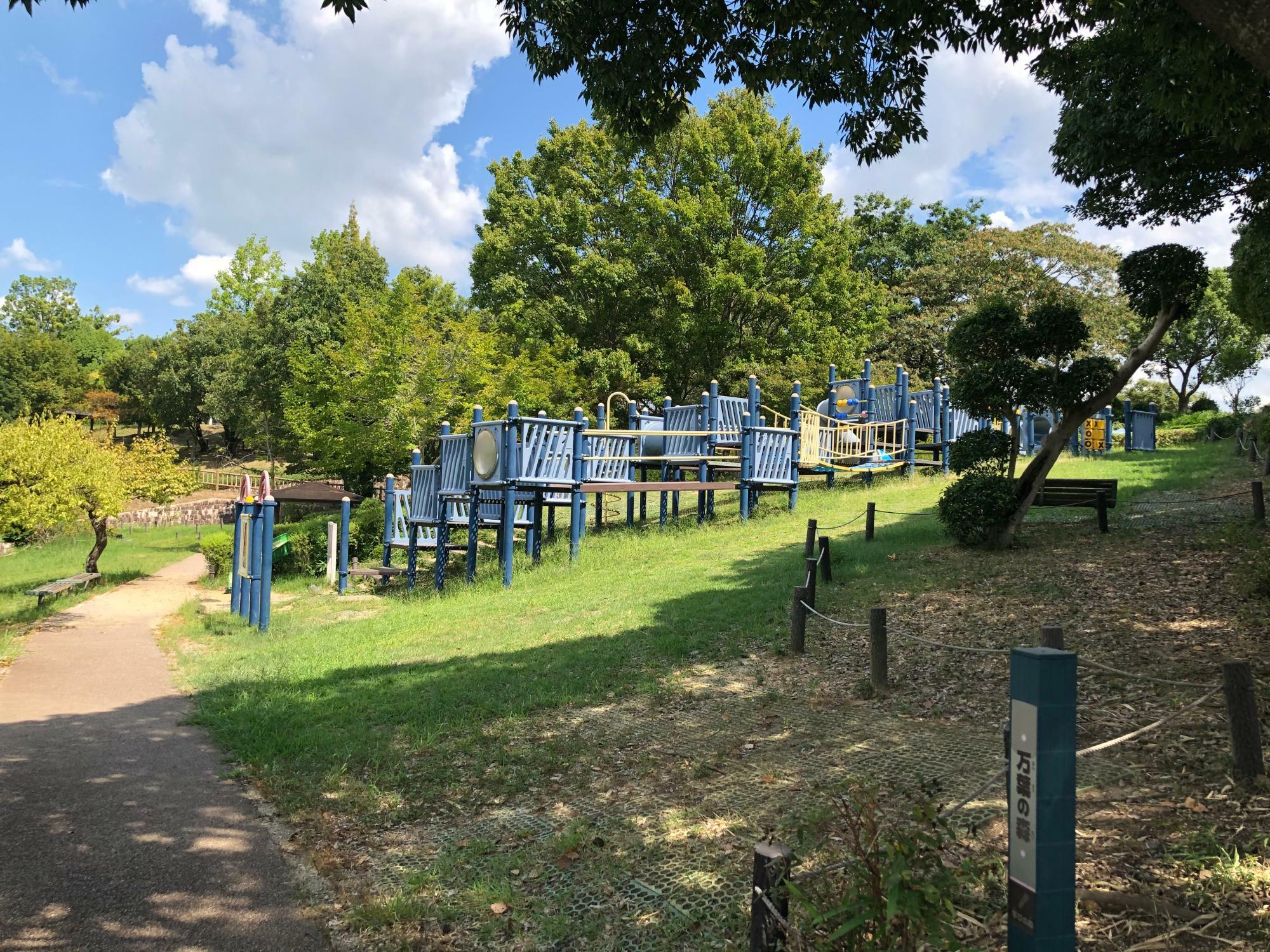 会場横には「学びの森」という遊具スペースがあるので、公園で遊びながら一日過ごせますよ