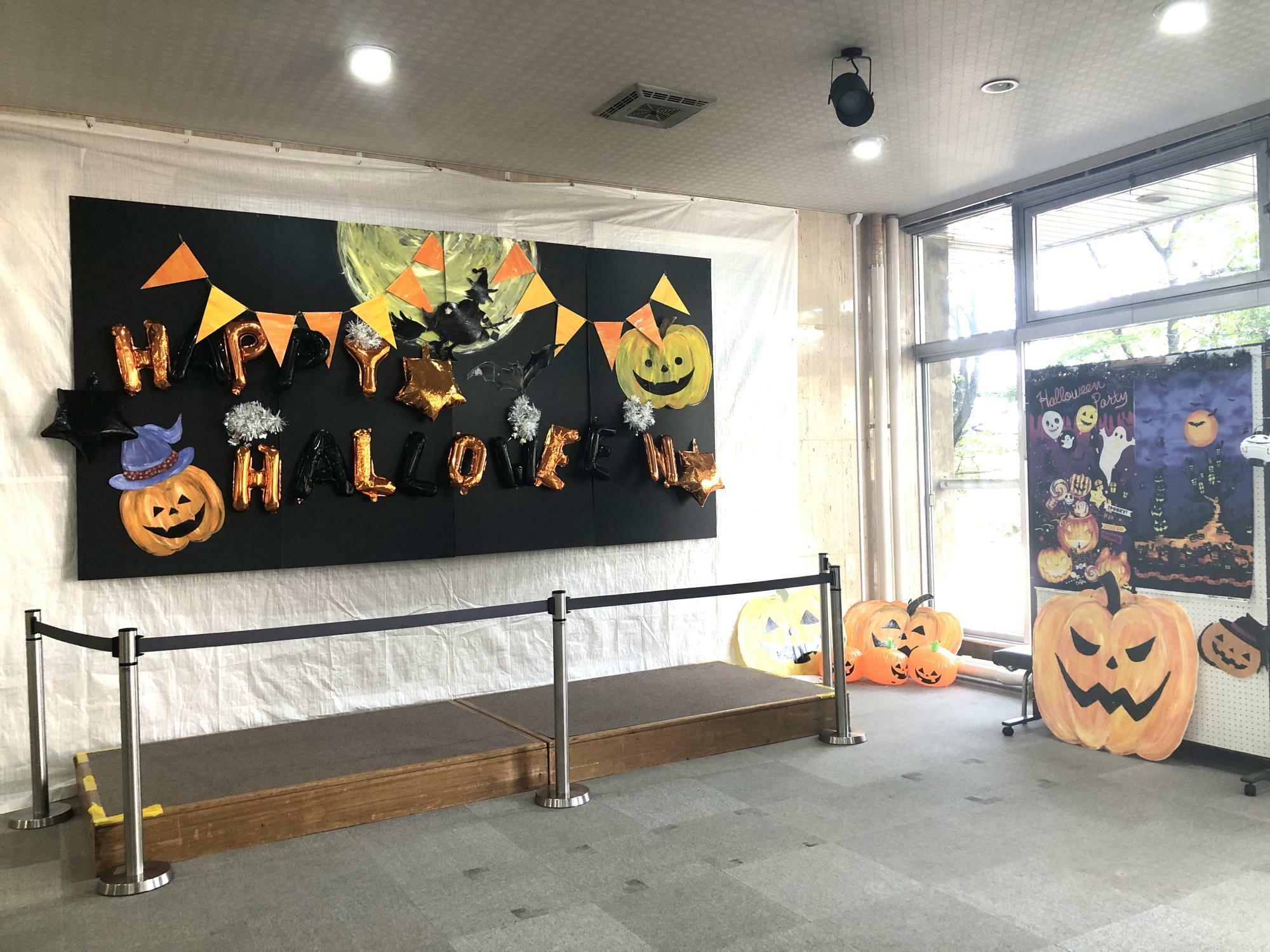 公民館では館内ハロウィンづくしで皆さんの申し込みをお待ちしています