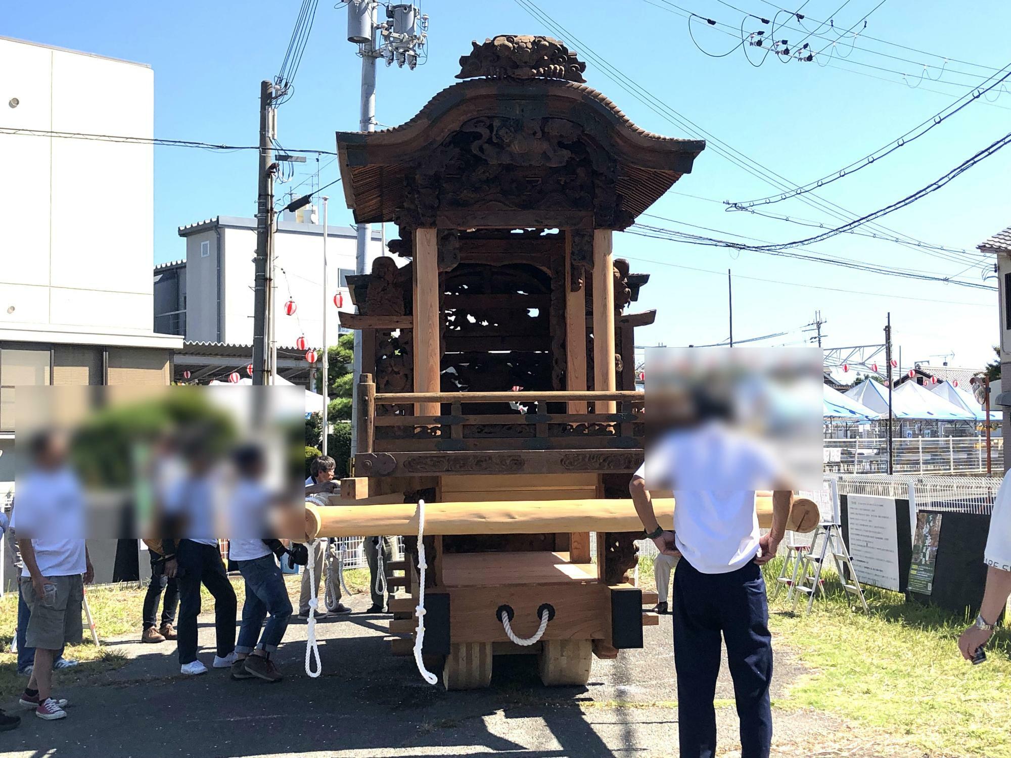 お披露目会には香芝市長も来られていました。下田地区保存会の方にお話を聞かれています