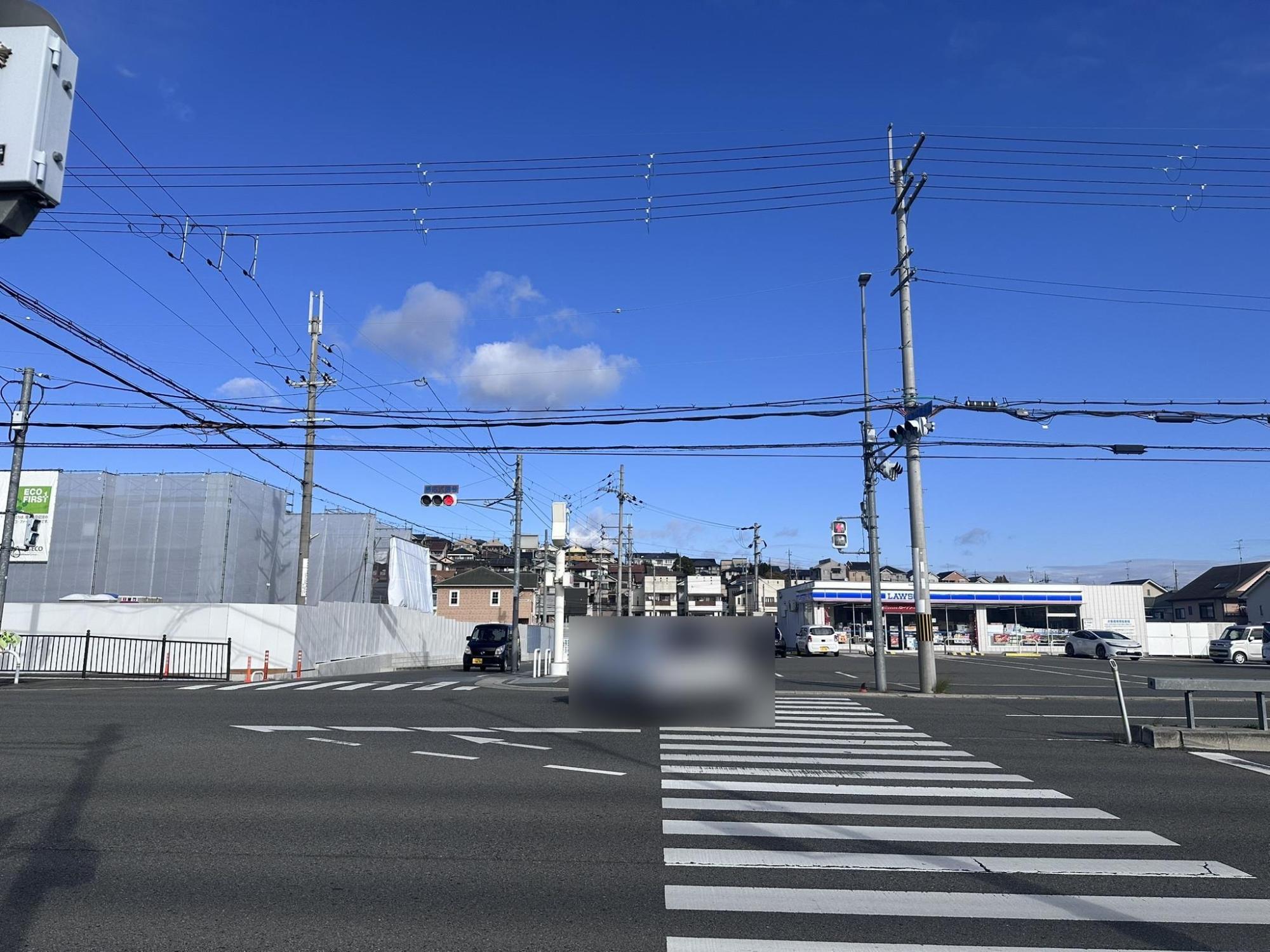 建設予定地の右側にローソンがあります