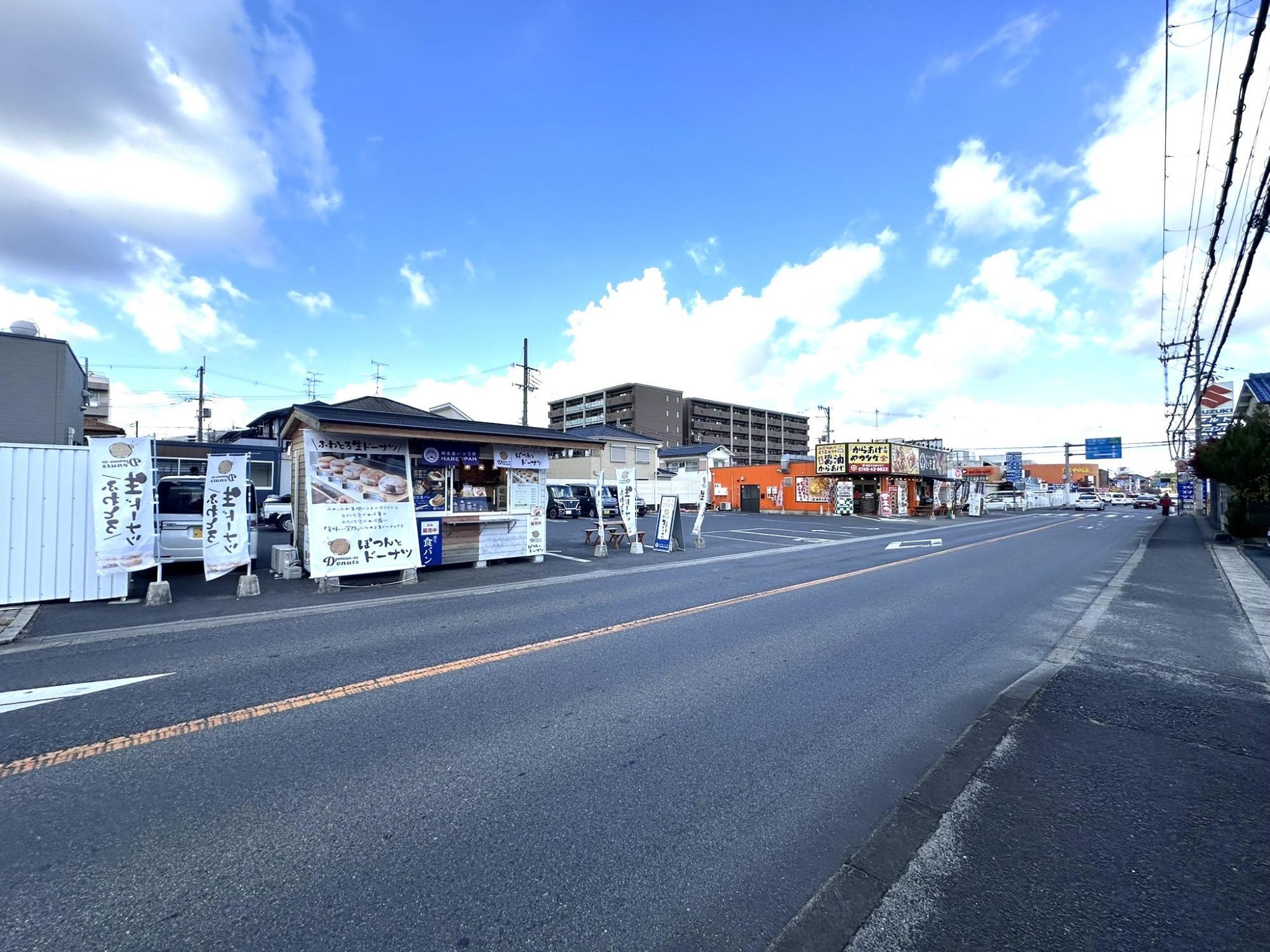 奥にやまたけ、手前に生ドーナツ店があります（南側から北側に向かって撮影）