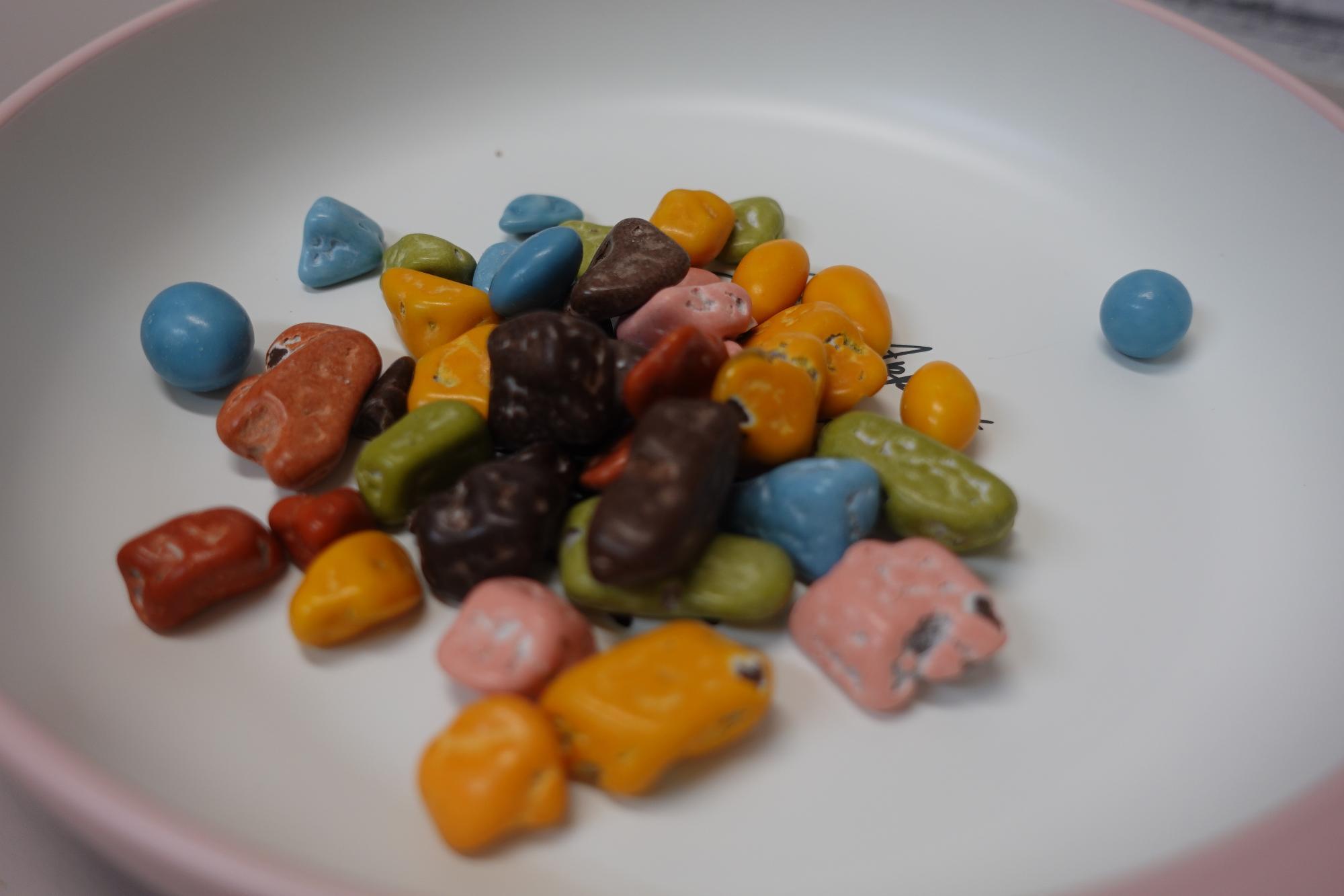 ダイソー」韓国お菓子、ダイソーで買える！ストーンチョコ。石の