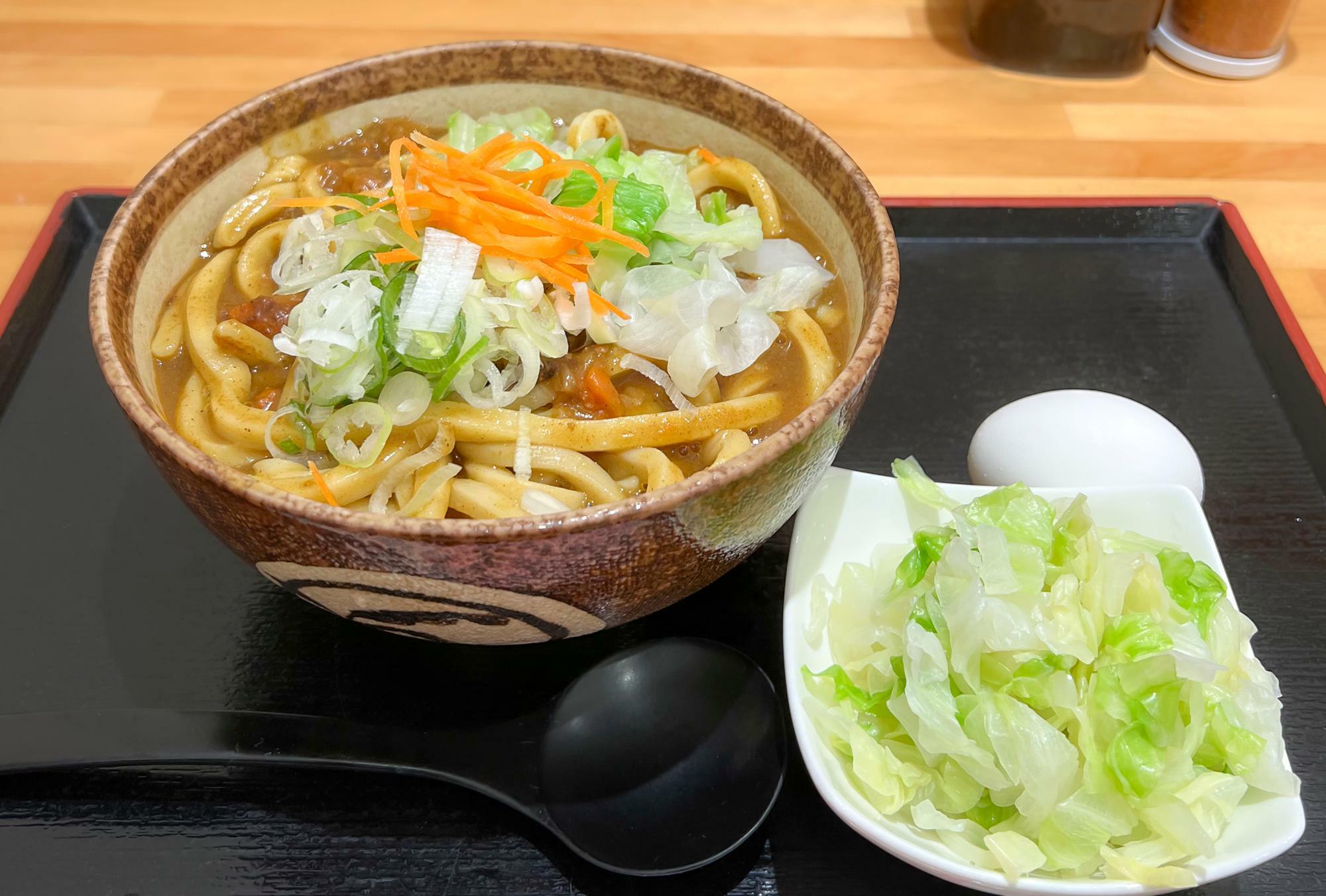 カレーうどんにキャベツと半熟玉子を追加トッピング